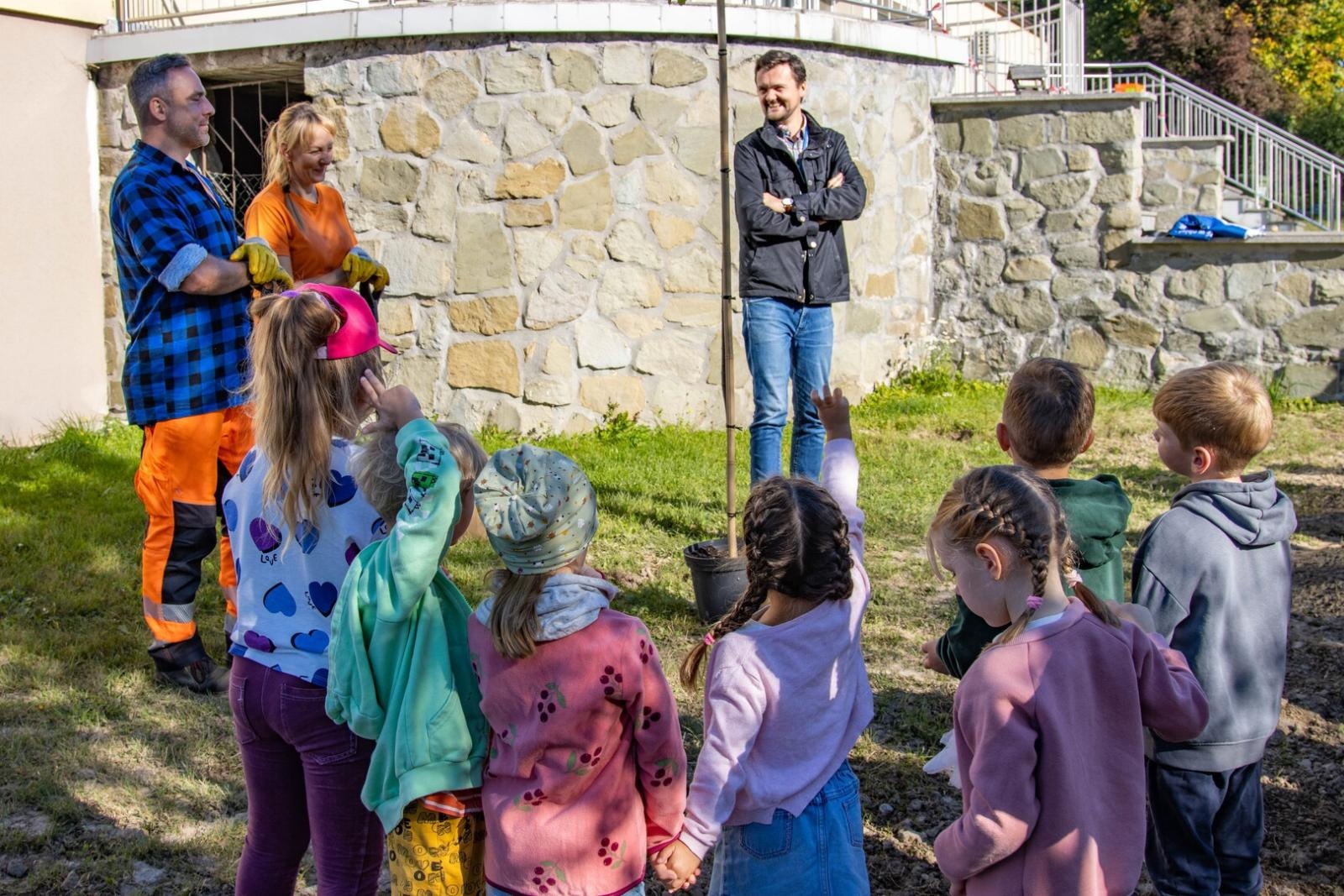 Zdjęcie w galerii na portalu naszwodzislaw.com: Wodzisław sadzi drzewa i stawia na OZE. Uczniowie pomogli zazielenić okolice szkół wiadomości z regionu