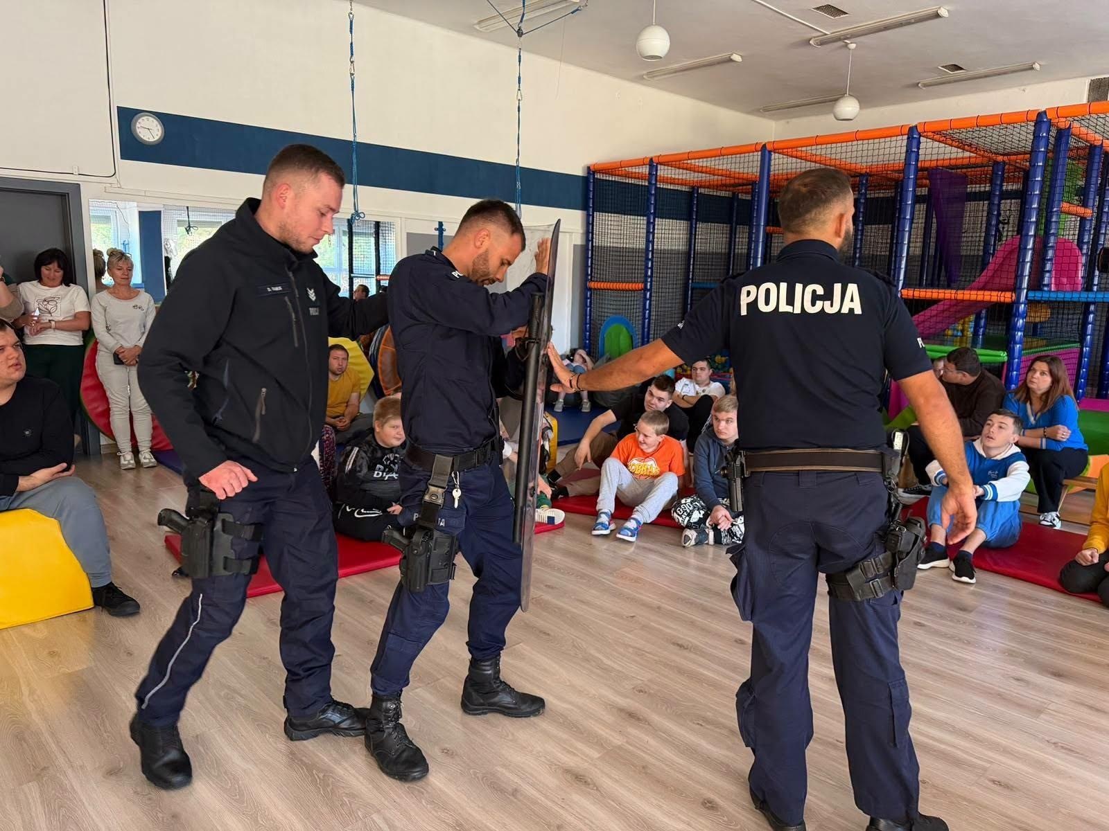 Zdjęcie w galerii na portalu naszwodzislaw.com: Mundur, policyjny sprzęt i odrobina adrenaliny. Podopieczni RAFY poznali pracę policjantów wiadomości z regionu