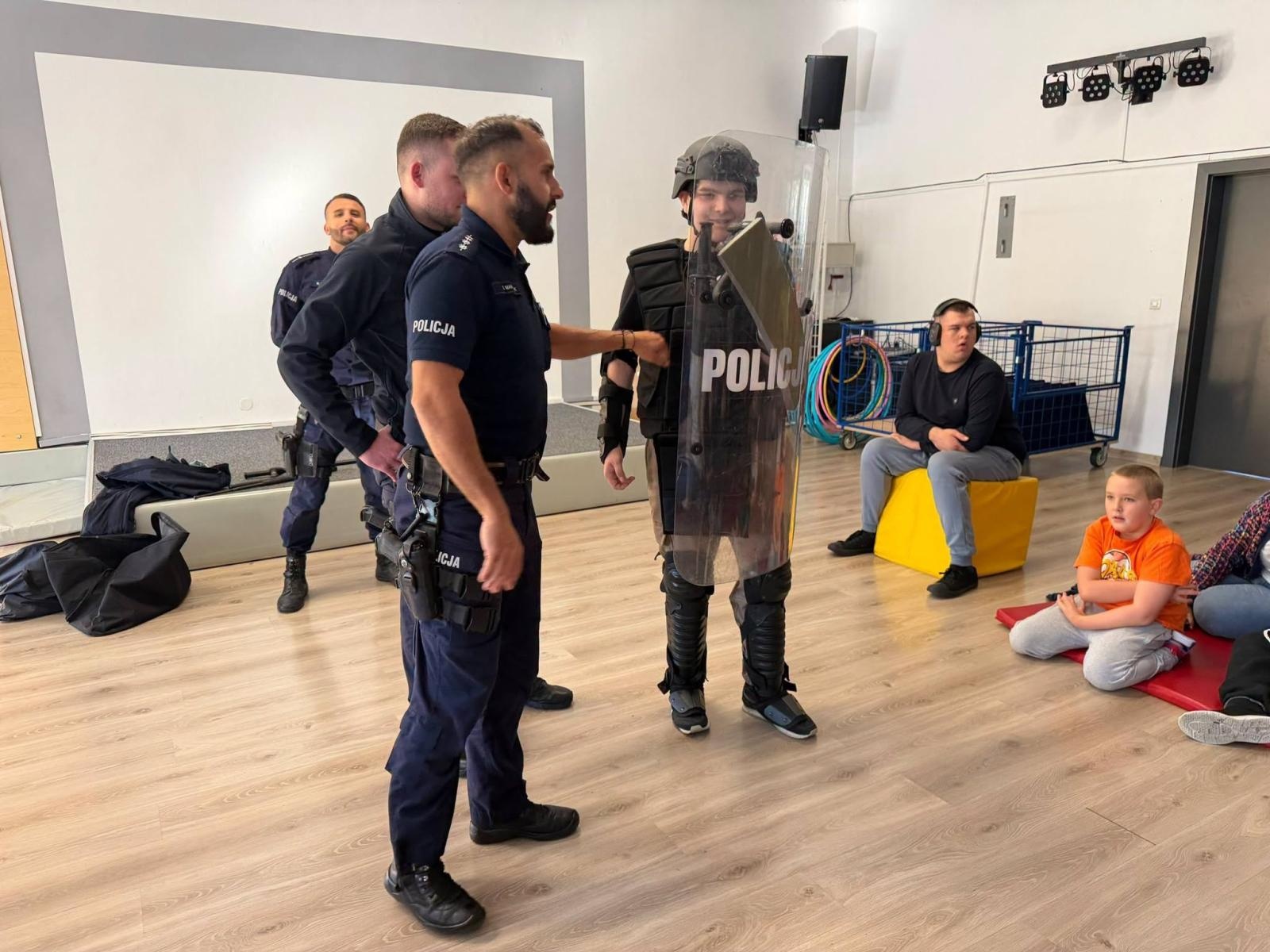 Zdjęcie w galerii na portalu naszwodzislaw.com: Mundur, policyjny sprzęt i odrobina adrenaliny. Podopieczni RAFY poznali pracę policjantów wiadomości z regionu