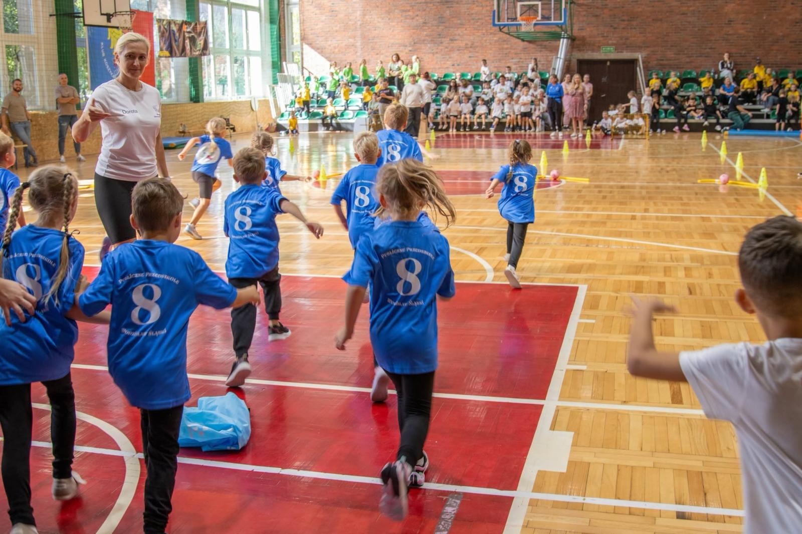 Zdjęcie w galerii na portalu naszwodzislaw.com: Małe dzieci, wielkie sportowe emocje. Za nami Olimpiada Aktywne wodzisławskie przedszkolaki wiadomości z regionu