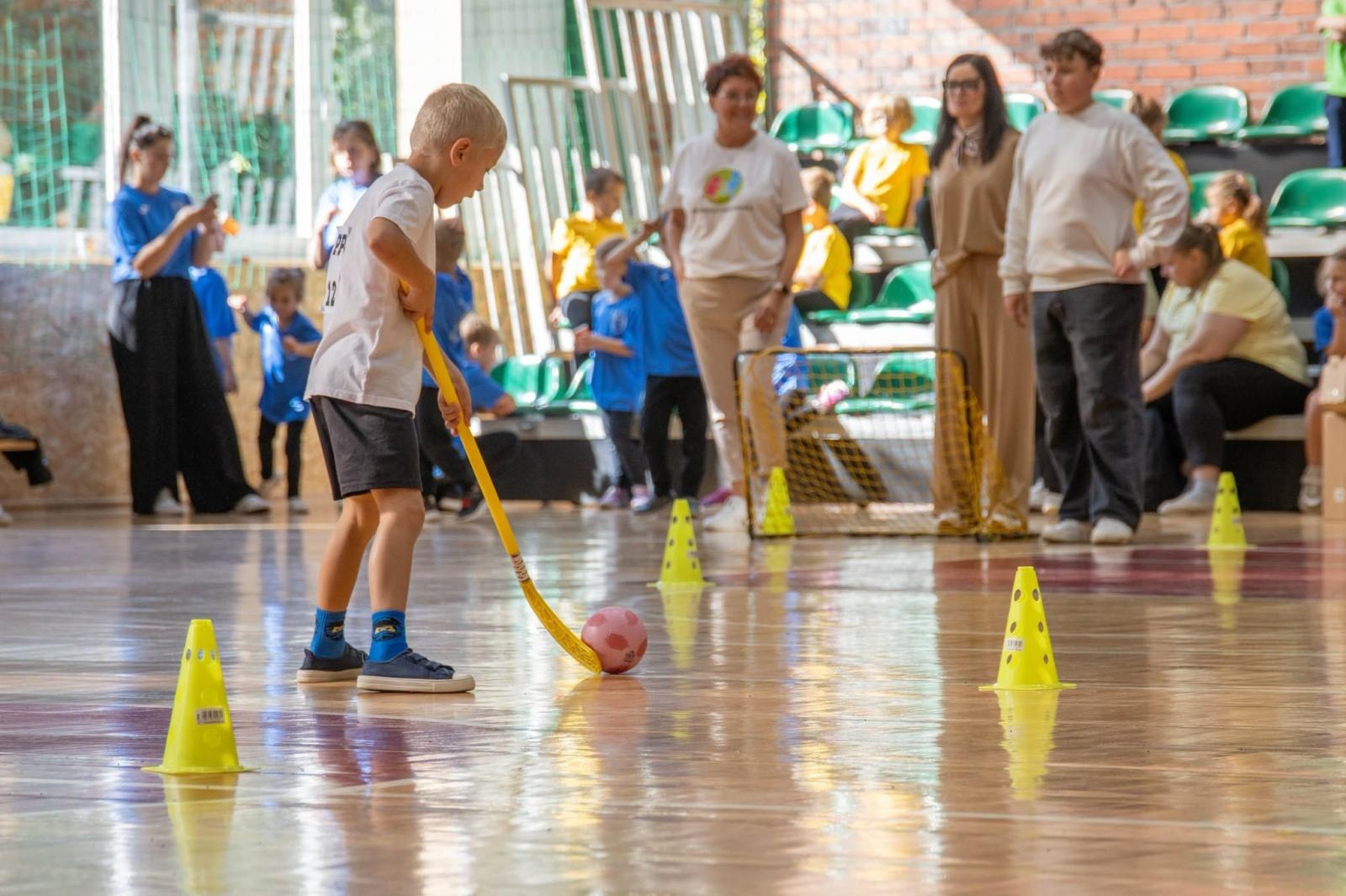 Zdjęcie w galerii na portalu naszwodzislaw.com: Małe dzieci, wielkie sportowe emocje. Za nami Olimpiada Aktywne wodzisławskie przedszkolaki wiadomości z regionu