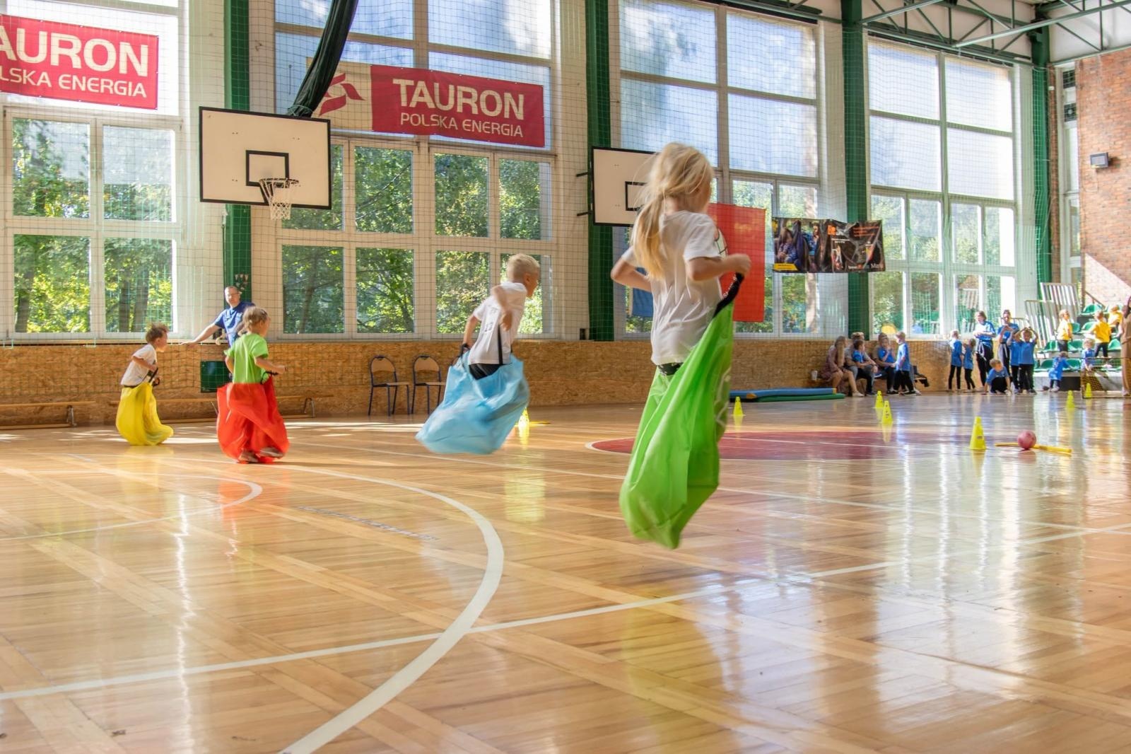 Zdjęcie w galerii na portalu naszwodzislaw.com: Małe dzieci, wielkie sportowe emocje. Za nami Olimpiada Aktywne wodzisławskie przedszkolaki wiadomości z regionu