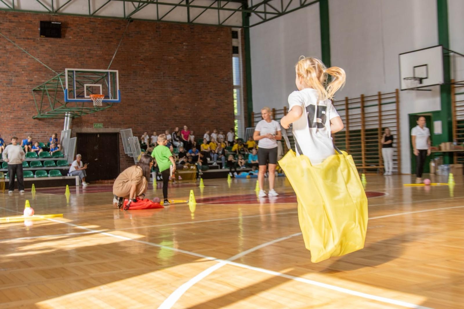 Zdjęcie w galerii na portalu naszwodzislaw.com: Małe dzieci, wielkie sportowe emocje. Za nami Olimpiada Aktywne wodzisławskie przedszkolaki wiadomości z regionu