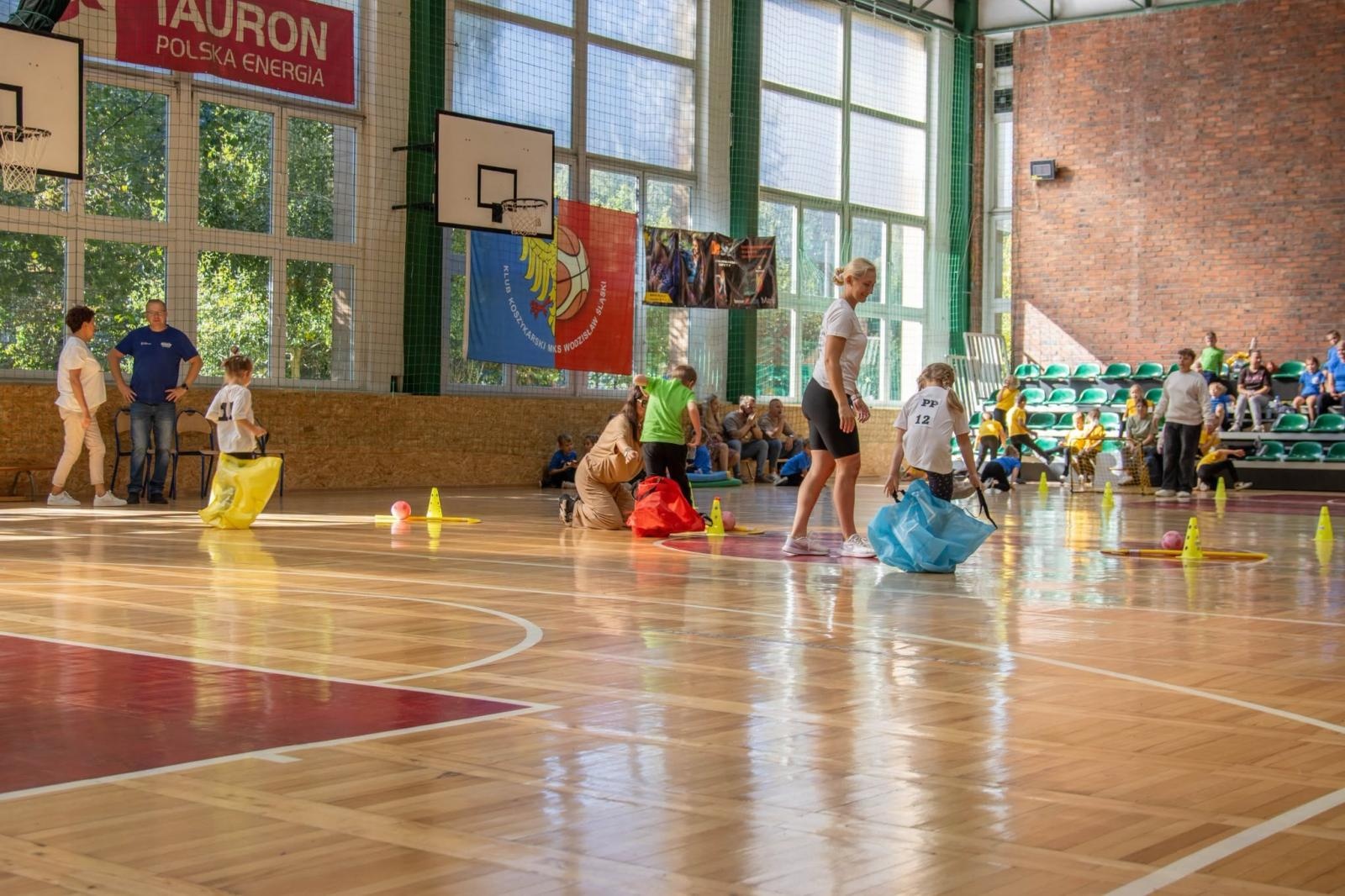 Zdjęcie w galerii na portalu naszwodzislaw.com: Małe dzieci, wielkie sportowe emocje. Za nami Olimpiada Aktywne wodzisławskie przedszkolaki wiadomości z regionu