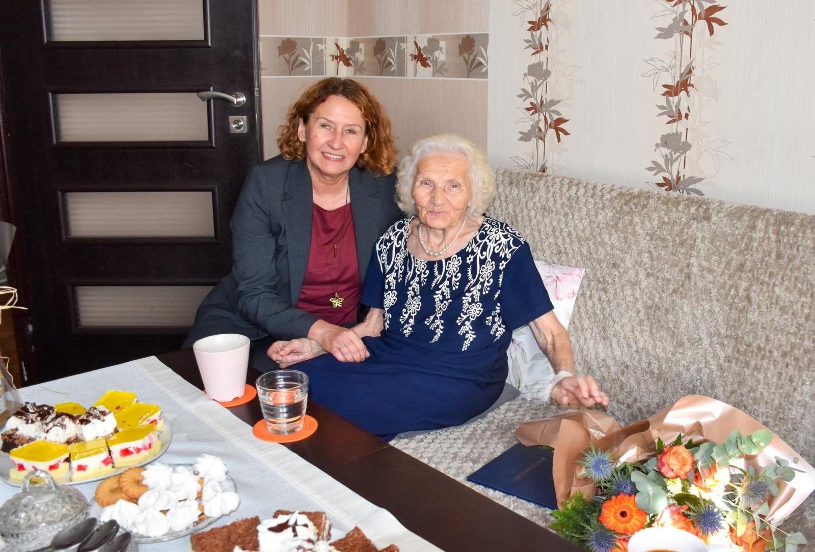 Zdjęcie w galerii na portalu naszwodzislaw.com: Pani Jadwiga skończyła 90 lat. Wciąż kocha muzykę, taniec i Jaka to melodia? wiadomości z regionu
