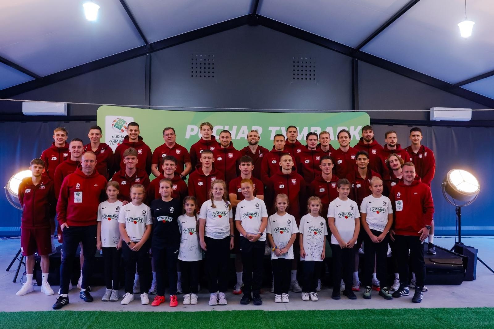 Zdjęcie w galerii na portalu naszwodzislaw.com: Od marzeń do spotkania z reprezentacją Polski. Zwycięzcy XXVI edycji Pucharu Tymbark zadali pytania Biało-Czerwonym wiadomości z regionu