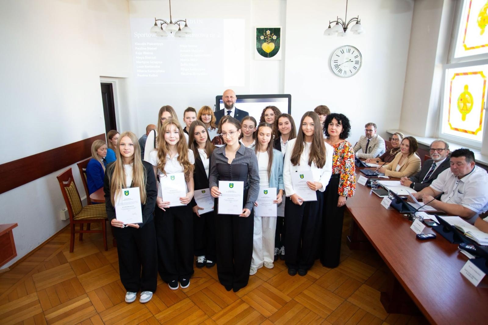 Zdjęcie w galerii na portalu naszwodzislaw.com: 46 uczniów z Radlina otrzymało stypendia. Doceniono wyniki w nauce i sporcie wiadomości z regionu