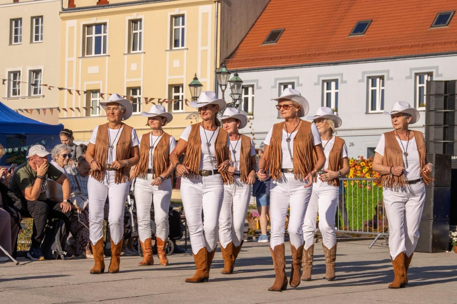 Zdjęcie w galerii na portalu naszwodzislaw.com: Jesień zawitała na wodzisławski Rynek. DzieJesie(ń) Festiwal przyciągnął tłumy [FOTO] wiadomości z regionu