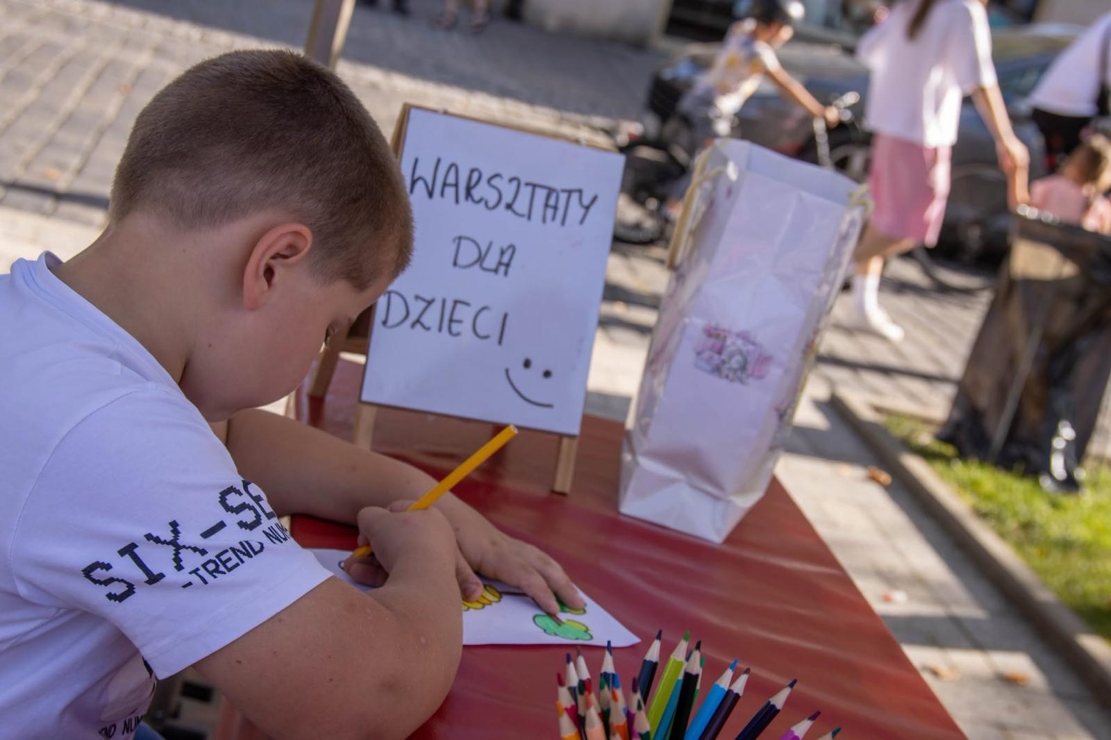 Zdjęcie w galerii na portalu naszwodzislaw.com: Jesień zawitała na wodzisławski Rynek. DzieJesie(ń) Festiwal przyciągnął tłumy [FOTO] wiadomości z regionu