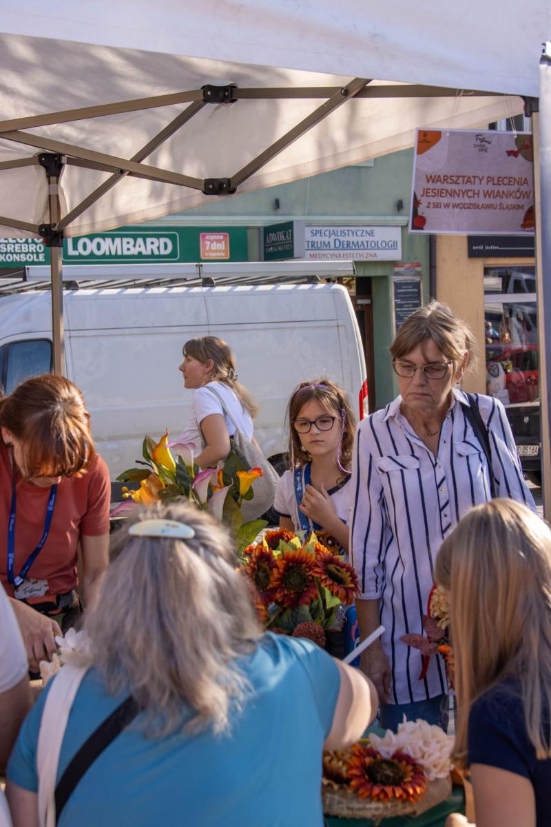 Zdjęcie w galerii na portalu naszwodzislaw.com: Jesień zawitała na wodzisławski Rynek. DzieJesie(ń) Festiwal przyciągnął tłumy [FOTO] wiadomości z regionu
