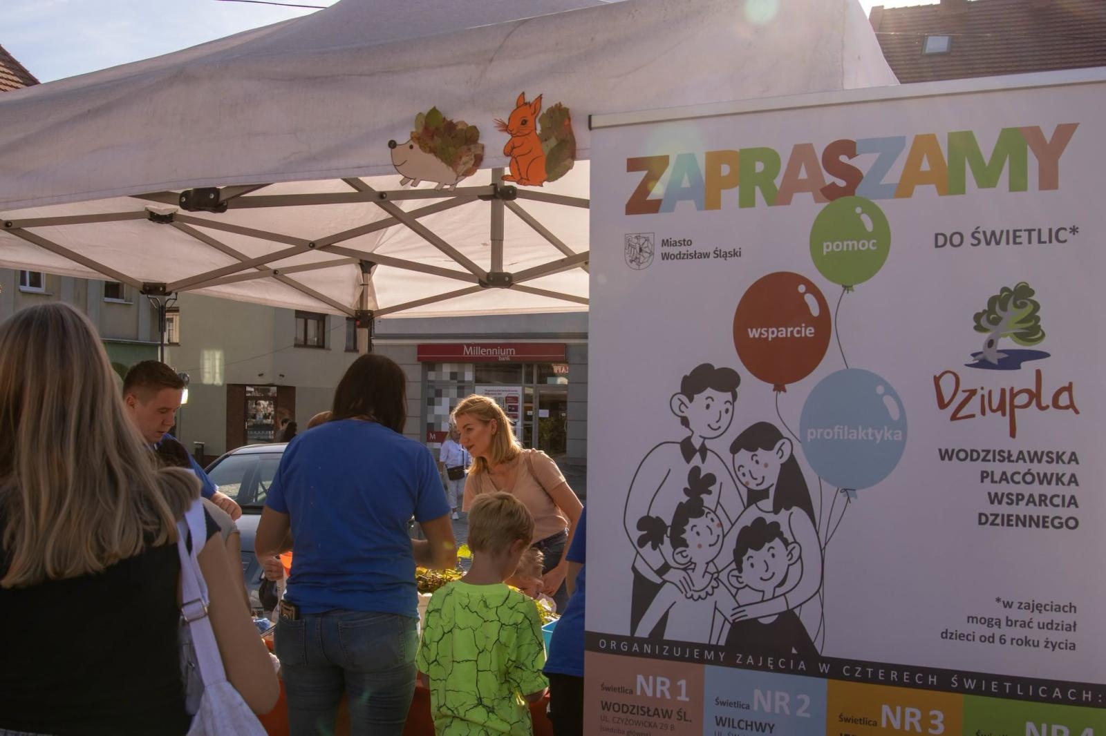 Zdjęcie w galerii na portalu naszwodzislaw.com: Jesień zawitała na wodzisławski Rynek. DzieJesie(ń) Festiwal przyciągnął tłumy [FOTO] wiadomości z regionu