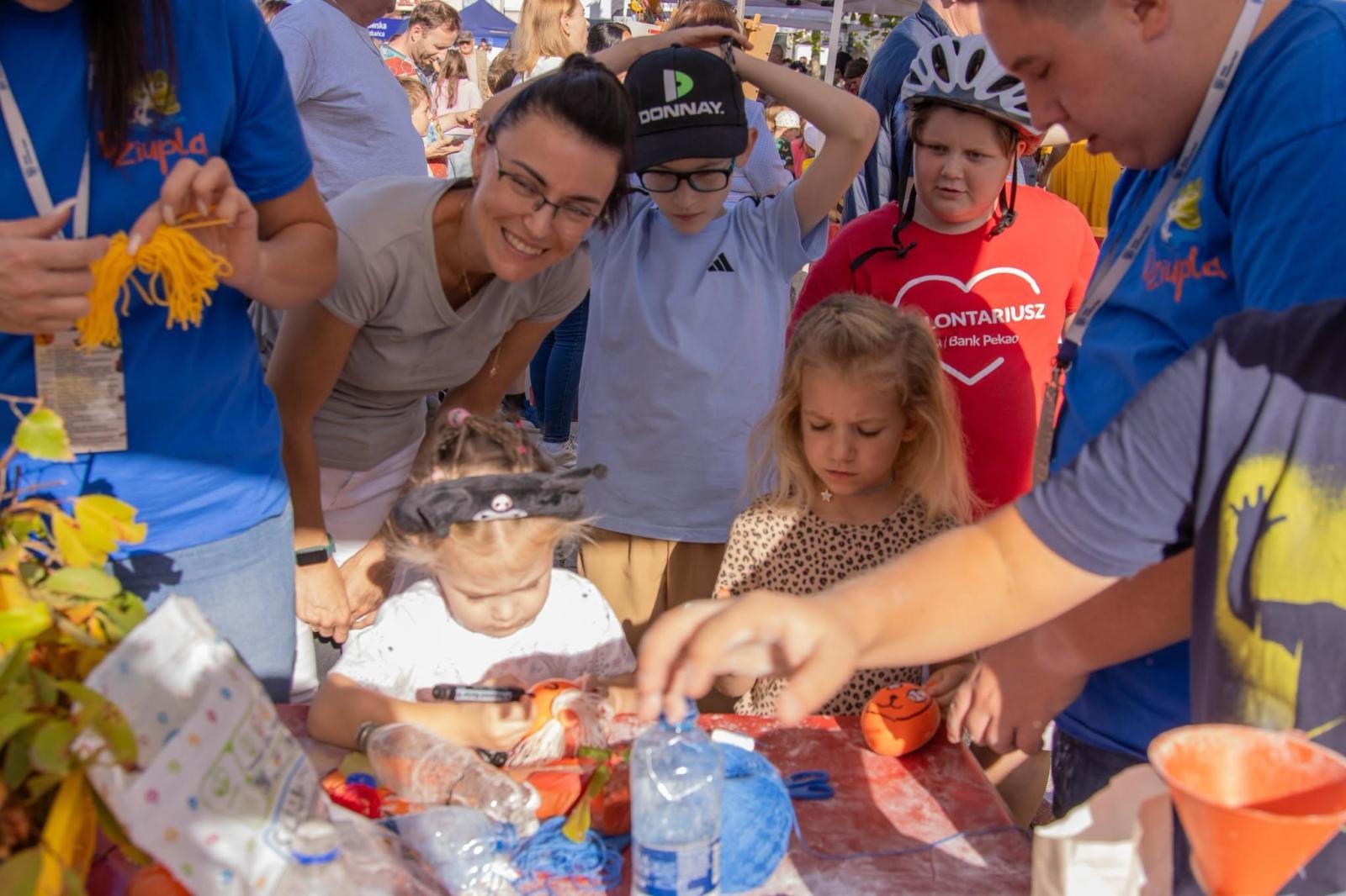 Zdjęcie w galerii na portalu naszwodzislaw.com: Jesień zawitała na wodzisławski Rynek. DzieJesie(ń) Festiwal przyciągnął tłumy [FOTO] wiadomości z regionu