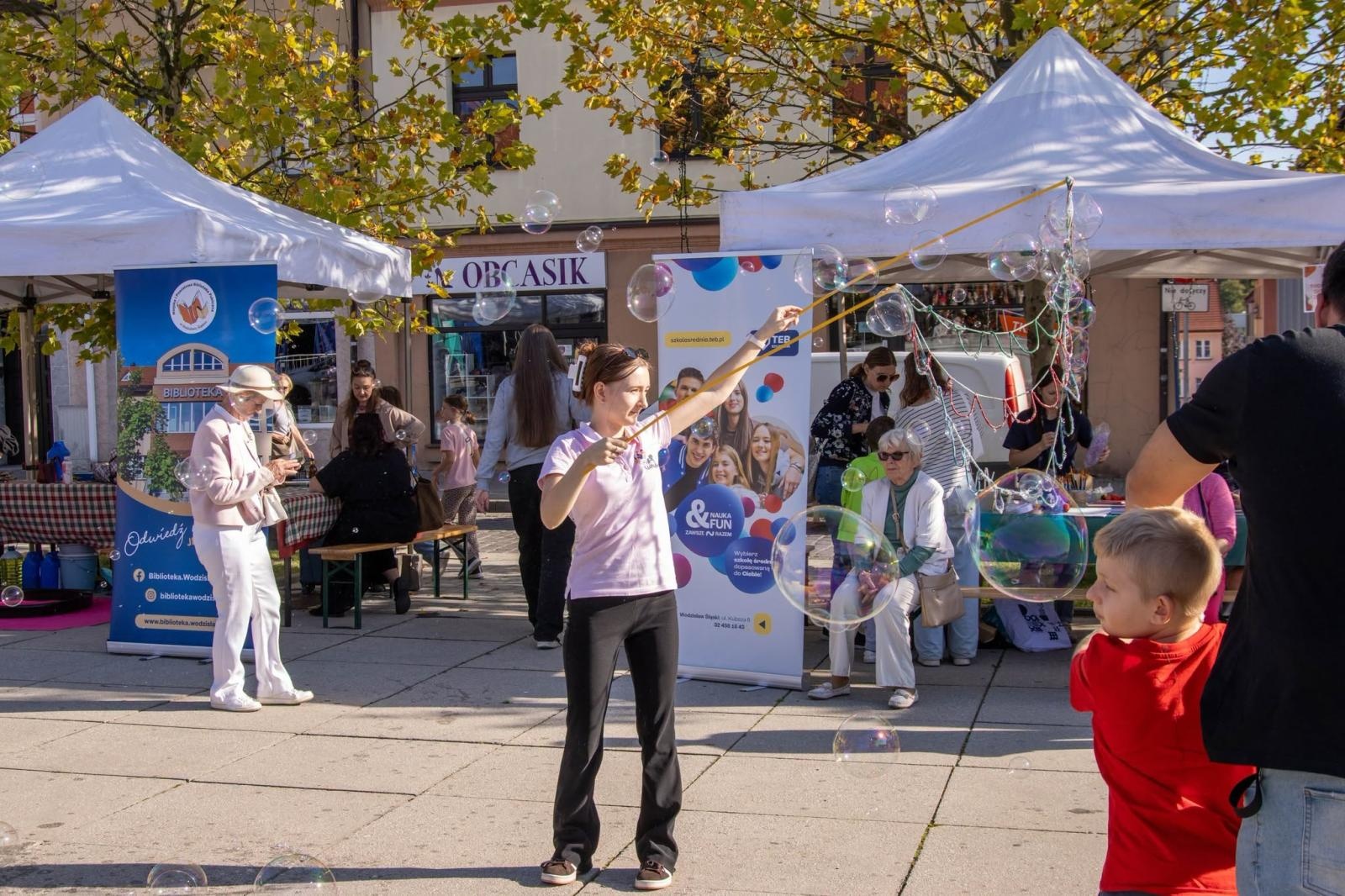 Zdjęcie w galerii na portalu naszwodzislaw.com: Jesień zawitała na wodzisławski Rynek. DzieJesie(ń) Festiwal przyciągnął tłumy [FOTO] wiadomości z regionu