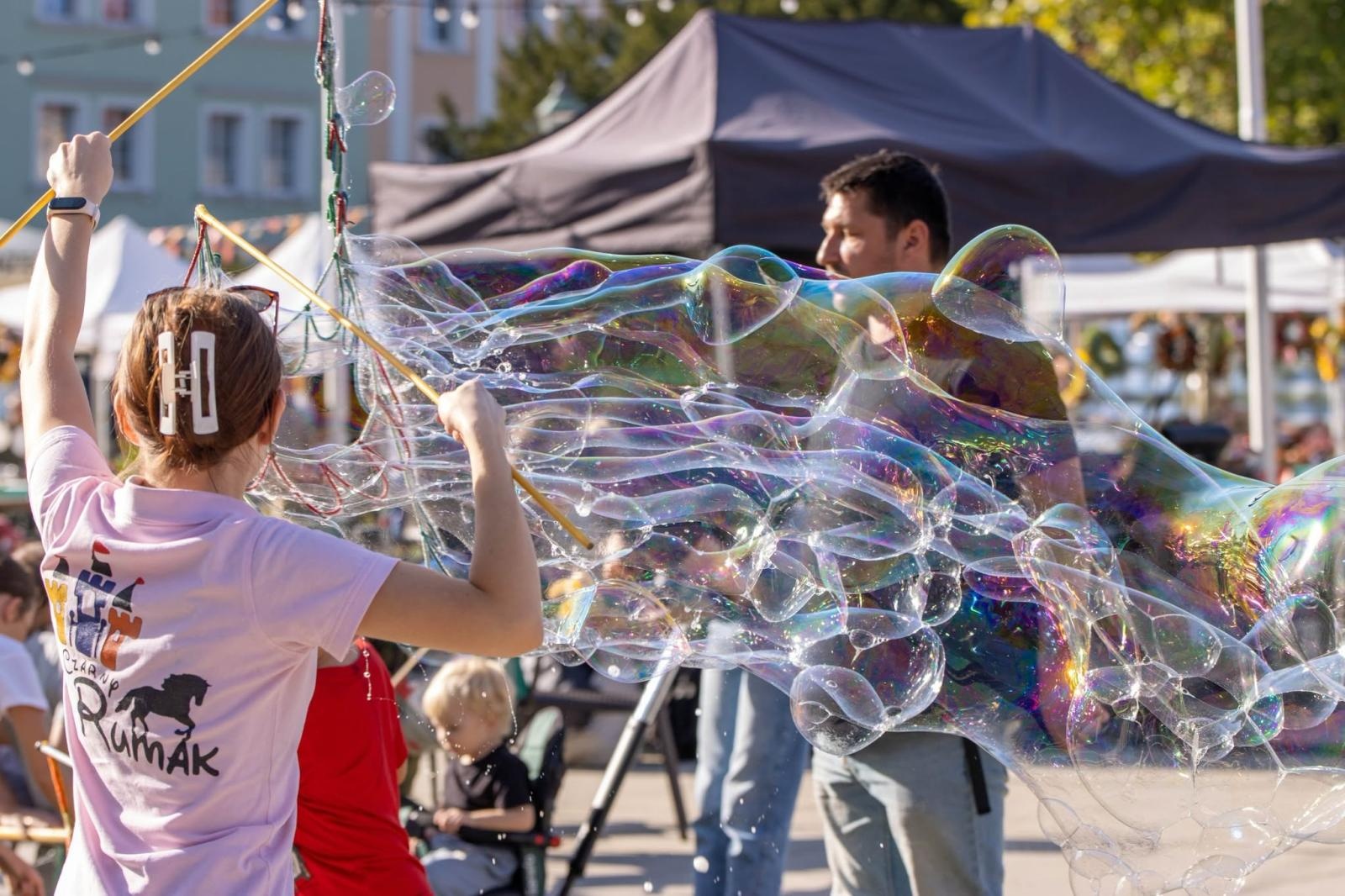 Zdjęcie w galerii na portalu naszwodzislaw.com: Jesień zawitała na wodzisławski Rynek. DzieJesie(ń) Festiwal przyciągnął tłumy [FOTO] wiadomości z regionu