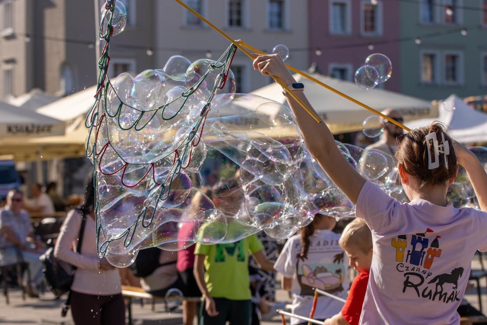 Zdjęcie w galerii na portalu naszwodzislaw.com: Jesień zawitała na wodzisławski Rynek. DzieJesie(ń) Festiwal przyciągnął tłumy [FOTO] wiadomości z regionu