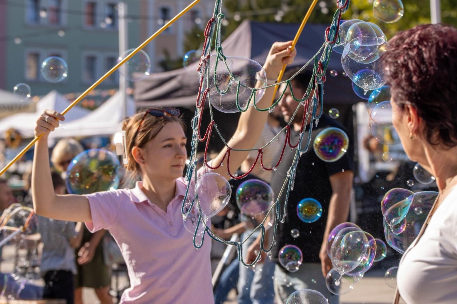 Zdjęcie w galerii na portalu naszwodzislaw.com: Jesień zawitała na wodzisławski Rynek. DzieJesie(ń) Festiwal przyciągnął tłumy [FOTO] wiadomości z regionu