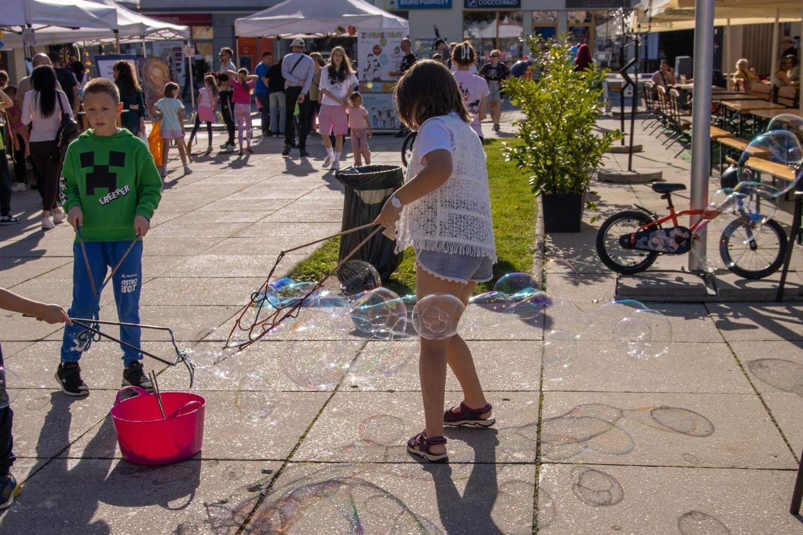 Zdjęcie w galerii na portalu naszwodzislaw.com: Jesień zawitała na wodzisławski Rynek. DzieJesie(ń) Festiwal przyciągnął tłumy [FOTO] wiadomości z regionu