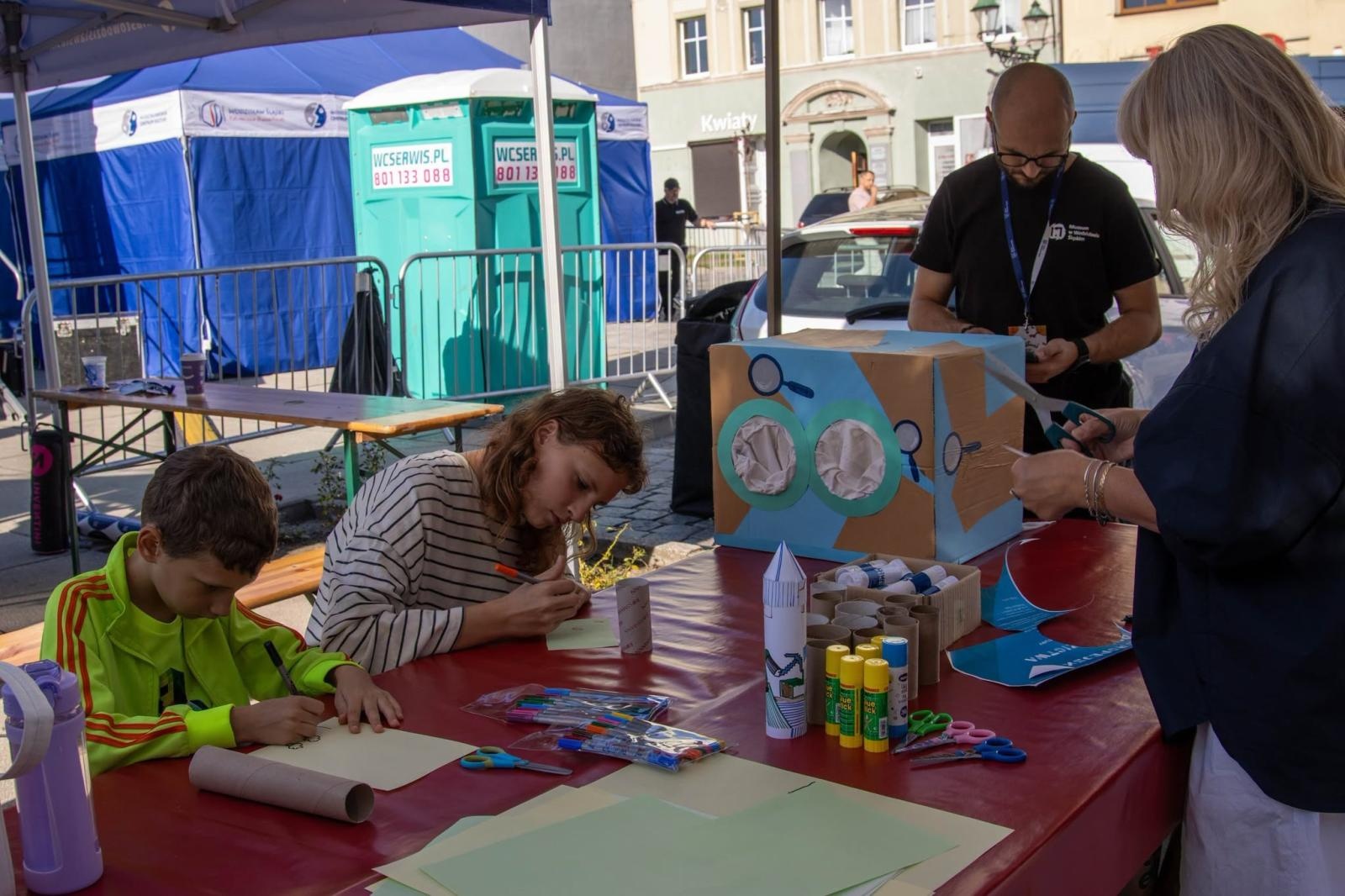 Zdjęcie w galerii na portalu naszwodzislaw.com: Jesień zawitała na wodzisławski Rynek. DzieJesie(ń) Festiwal przyciągnął tłumy [FOTO] wiadomości z regionu