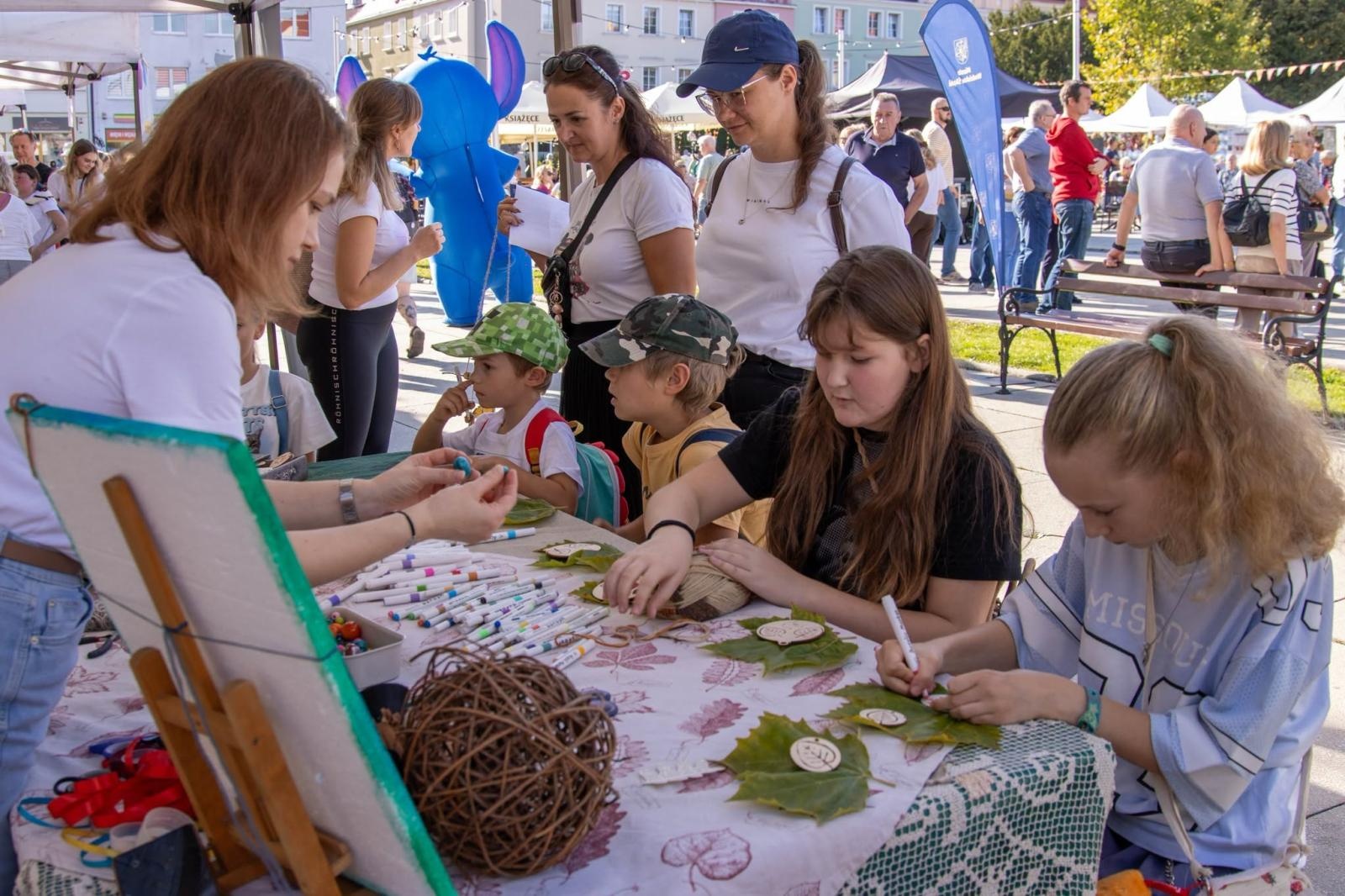 Zdjęcie w galerii na portalu naszwodzislaw.com: Jesień zawitała na wodzisławski Rynek. DzieJesie(ń) Festiwal przyciągnął tłumy [FOTO] wiadomości z regionu