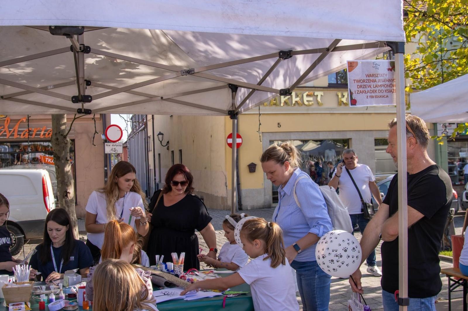 Zdjęcie w galerii na portalu naszwodzislaw.com: Jesień zawitała na wodzisławski Rynek. DzieJesie(ń) Festiwal przyciągnął tłumy [FOTO] wiadomości z regionu