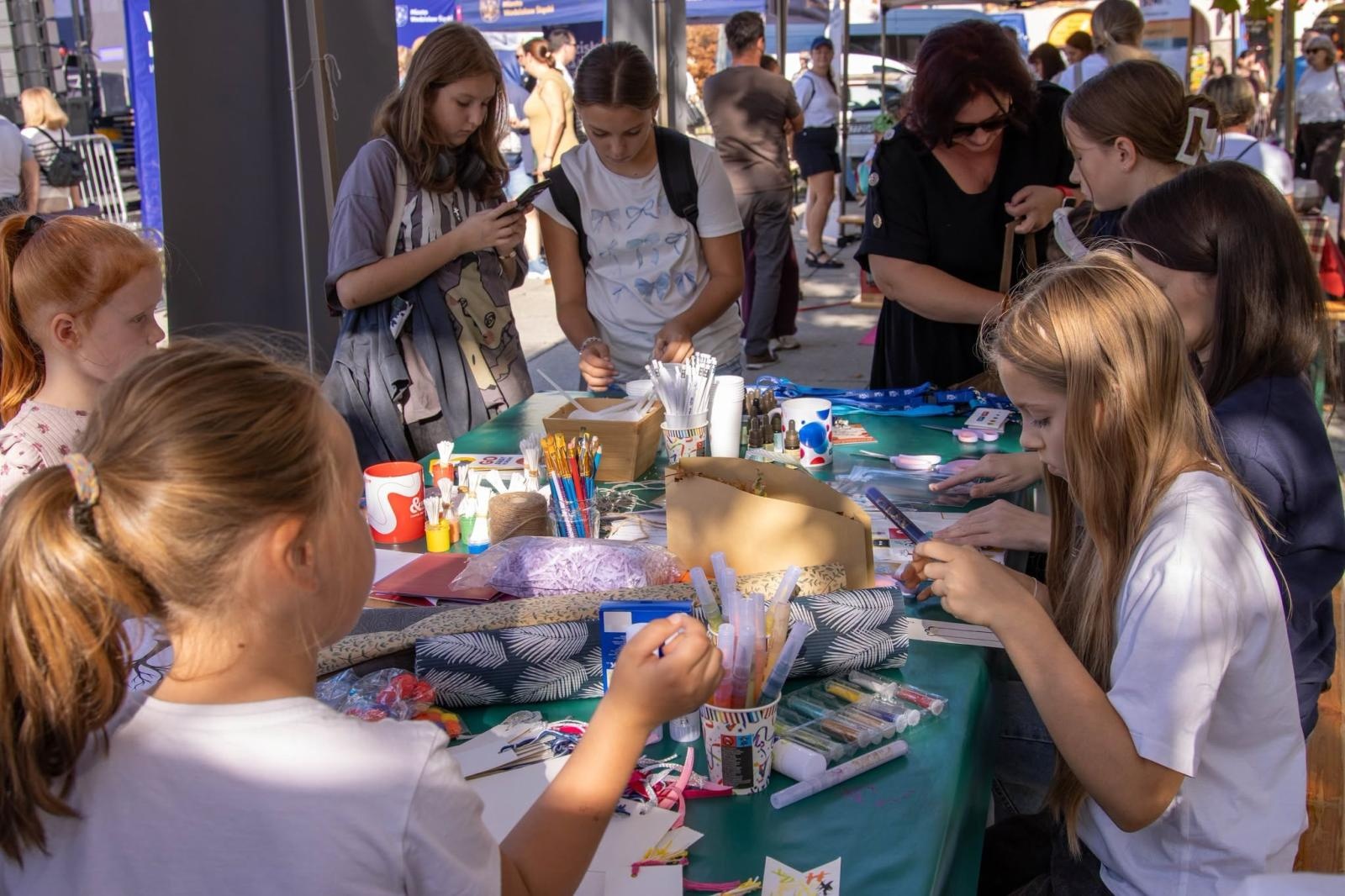 Zdjęcie w galerii na portalu naszwodzislaw.com: Jesień zawitała na wodzisławski Rynek. DzieJesie(ń) Festiwal przyciągnął tłumy [FOTO] wiadomości z regionu