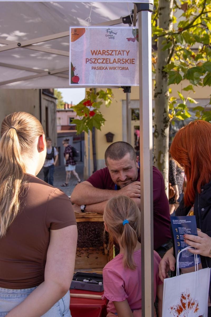 Zdjęcie w galerii na portalu naszwodzislaw.com: Jesień zawitała na wodzisławski Rynek. DzieJesie(ń) Festiwal przyciągnął tłumy [FOTO] wiadomości z regionu
