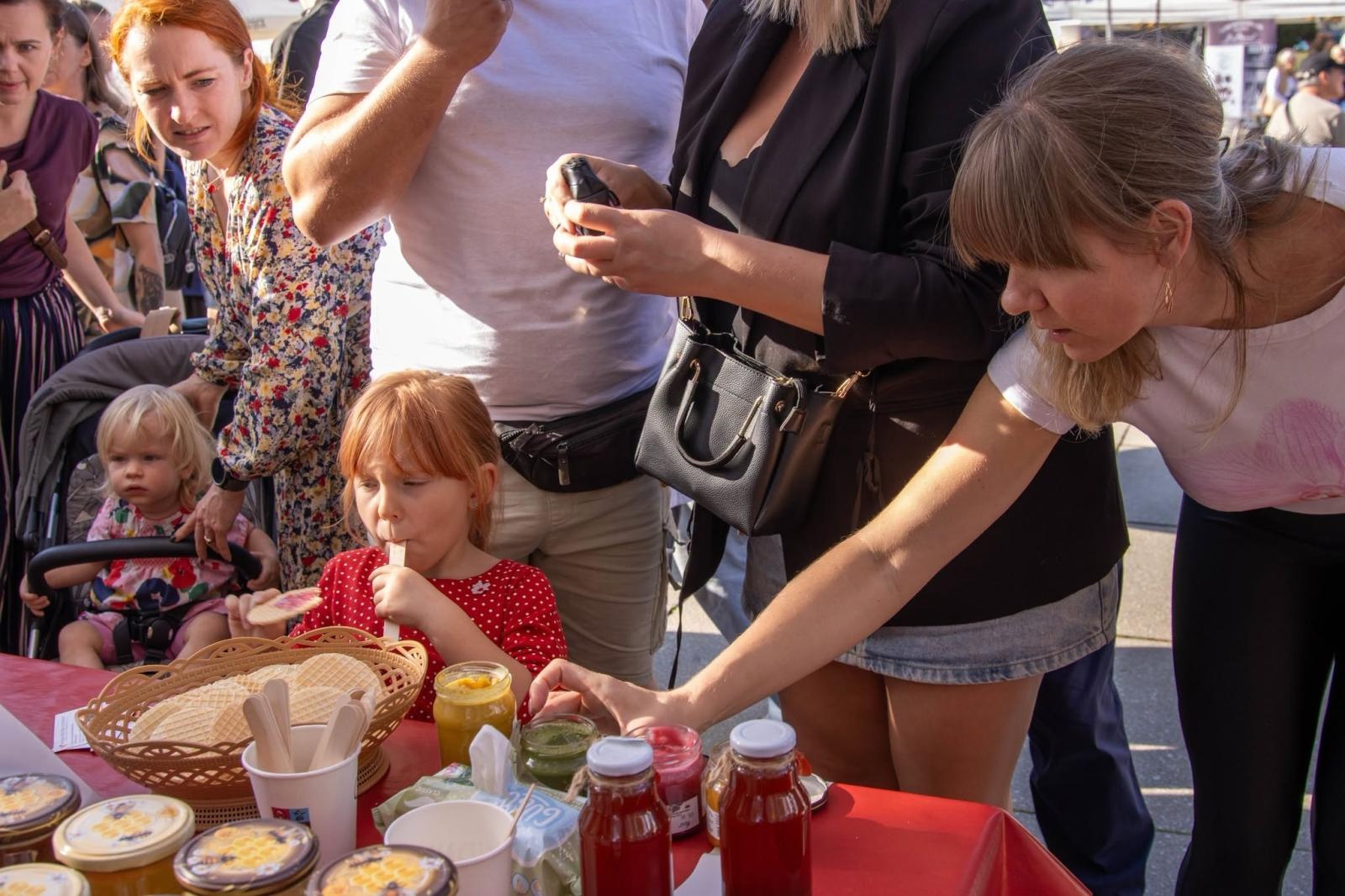 Zdjęcie w galerii na portalu naszwodzislaw.com: Jesień zawitała na wodzisławski Rynek. DzieJesie(ń) Festiwal przyciągnął tłumy [FOTO] wiadomości z regionu