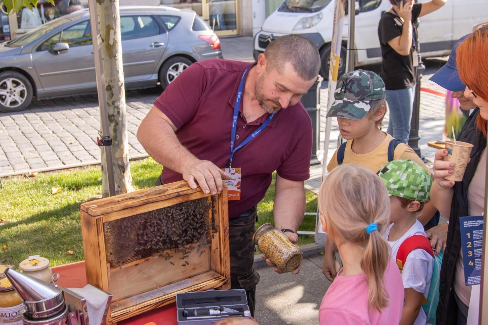 Zdjęcie w galerii na portalu naszwodzislaw.com: Jesień zawitała na wodzisławski Rynek. DzieJesie(ń) Festiwal przyciągnął tłumy [FOTO] wiadomości z regionu