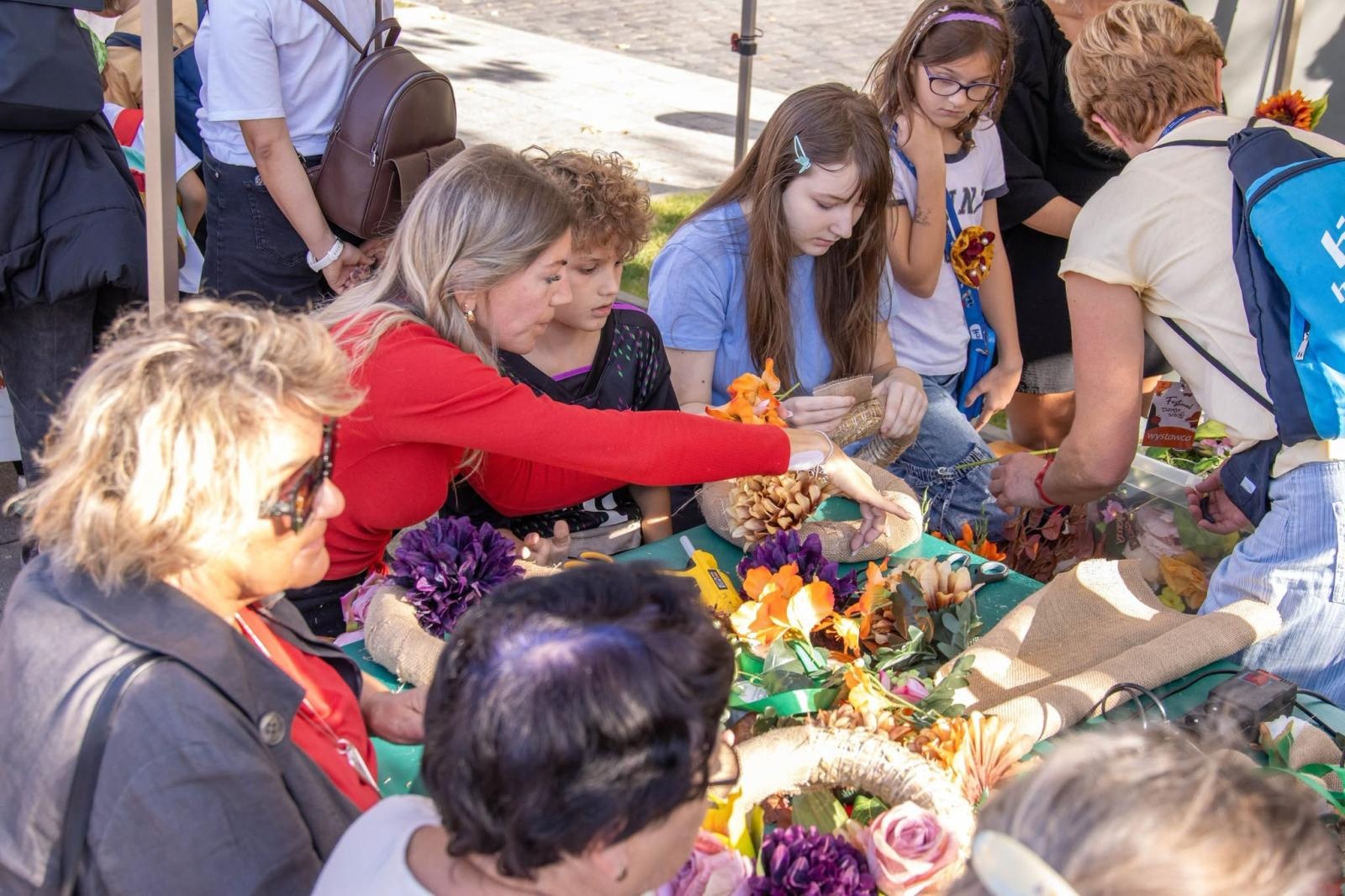 Zdjęcie w galerii na portalu naszwodzislaw.com: Jesień zawitała na wodzisławski Rynek. DzieJesie(ń) Festiwal przyciągnął tłumy [FOTO] wiadomości z regionu