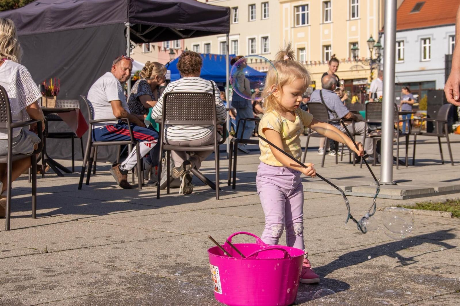 Zdjęcie w galerii na portalu naszwodzislaw.com: Jesień zawitała na wodzisławski Rynek. DzieJesie(ń) Festiwal przyciągnął tłumy [FOTO] wiadomości z regionu