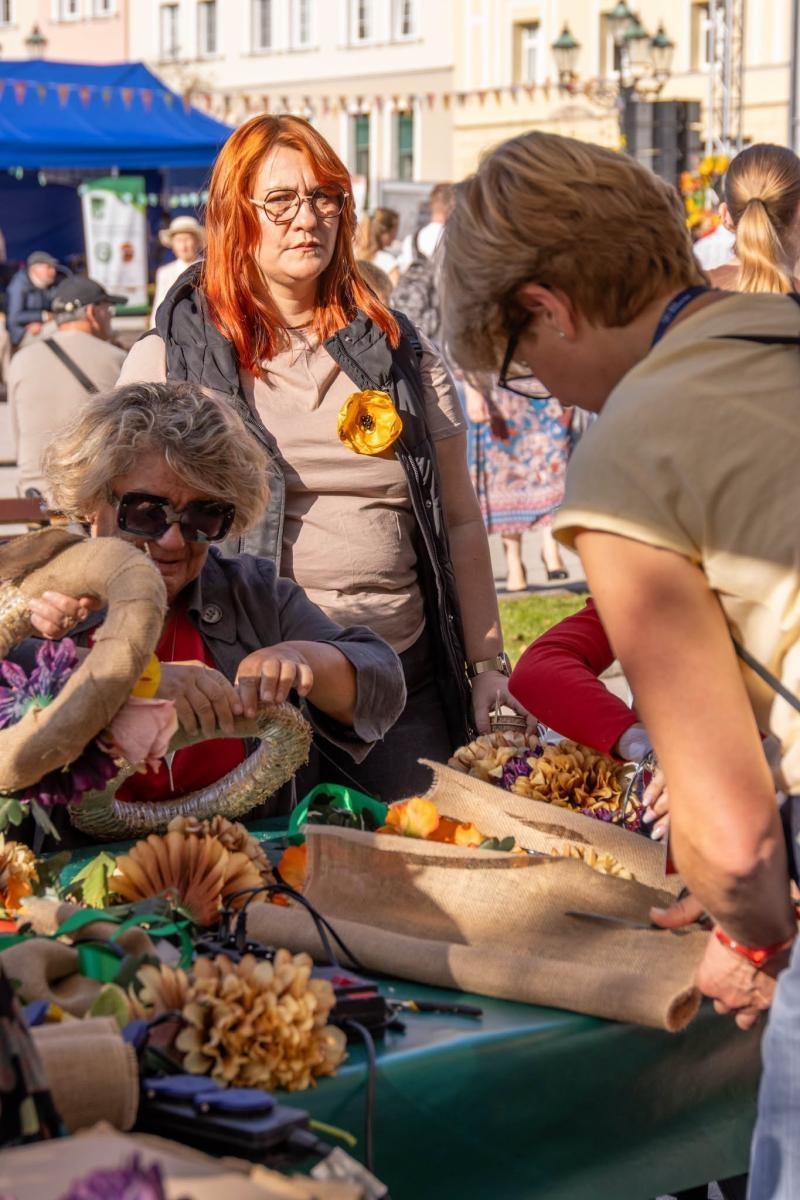 Zdjęcie w galerii na portalu naszwodzislaw.com: Jesień zawitała na wodzisławski Rynek. DzieJesie(ń) Festiwal przyciągnął tłumy [FOTO] wiadomości z regionu