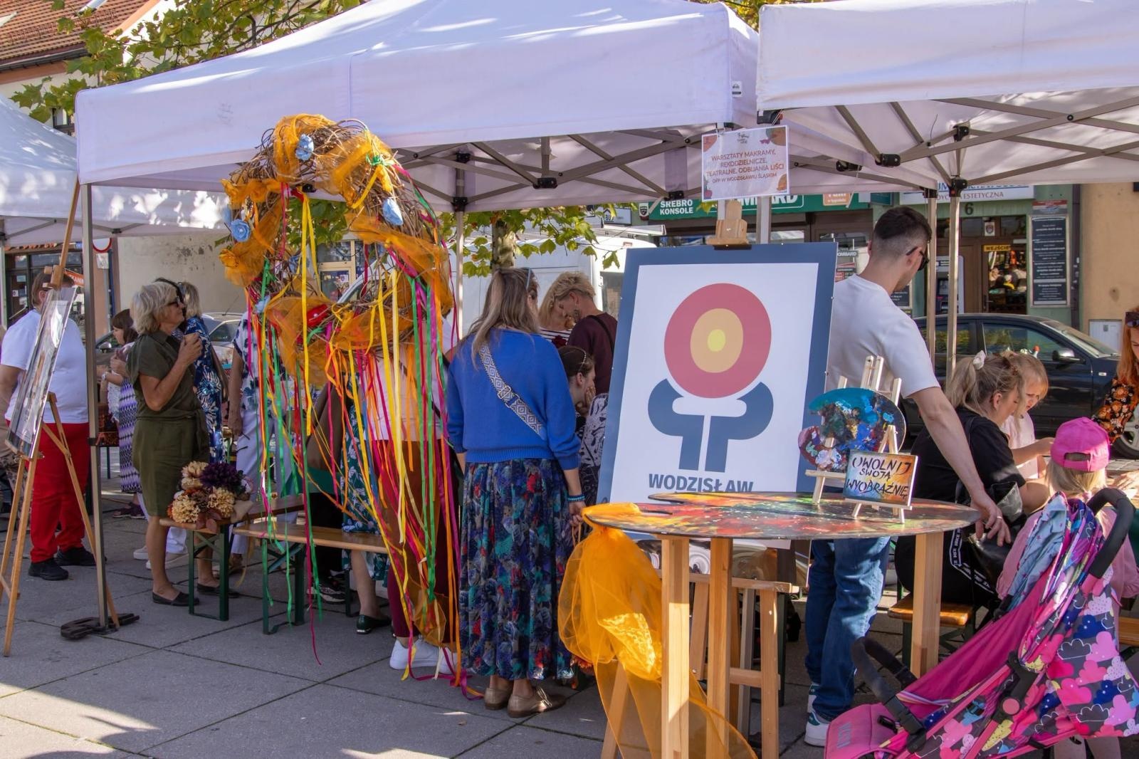 Zdjęcie w galerii na portalu naszwodzislaw.com: Jesień zawitała na wodzisławski Rynek. DzieJesie(ń) Festiwal przyciągnął tłumy [FOTO] wiadomości z regionu