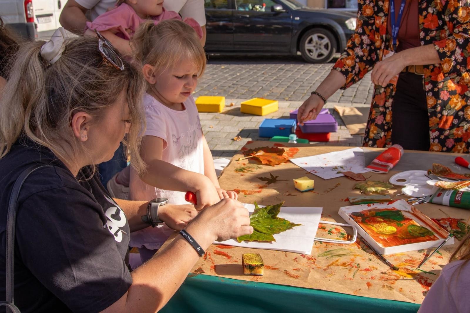 Zdjęcie w galerii na portalu naszwodzislaw.com: Jesień zawitała na wodzisławski Rynek. DzieJesie(ń) Festiwal przyciągnął tłumy [FOTO] wiadomości z regionu