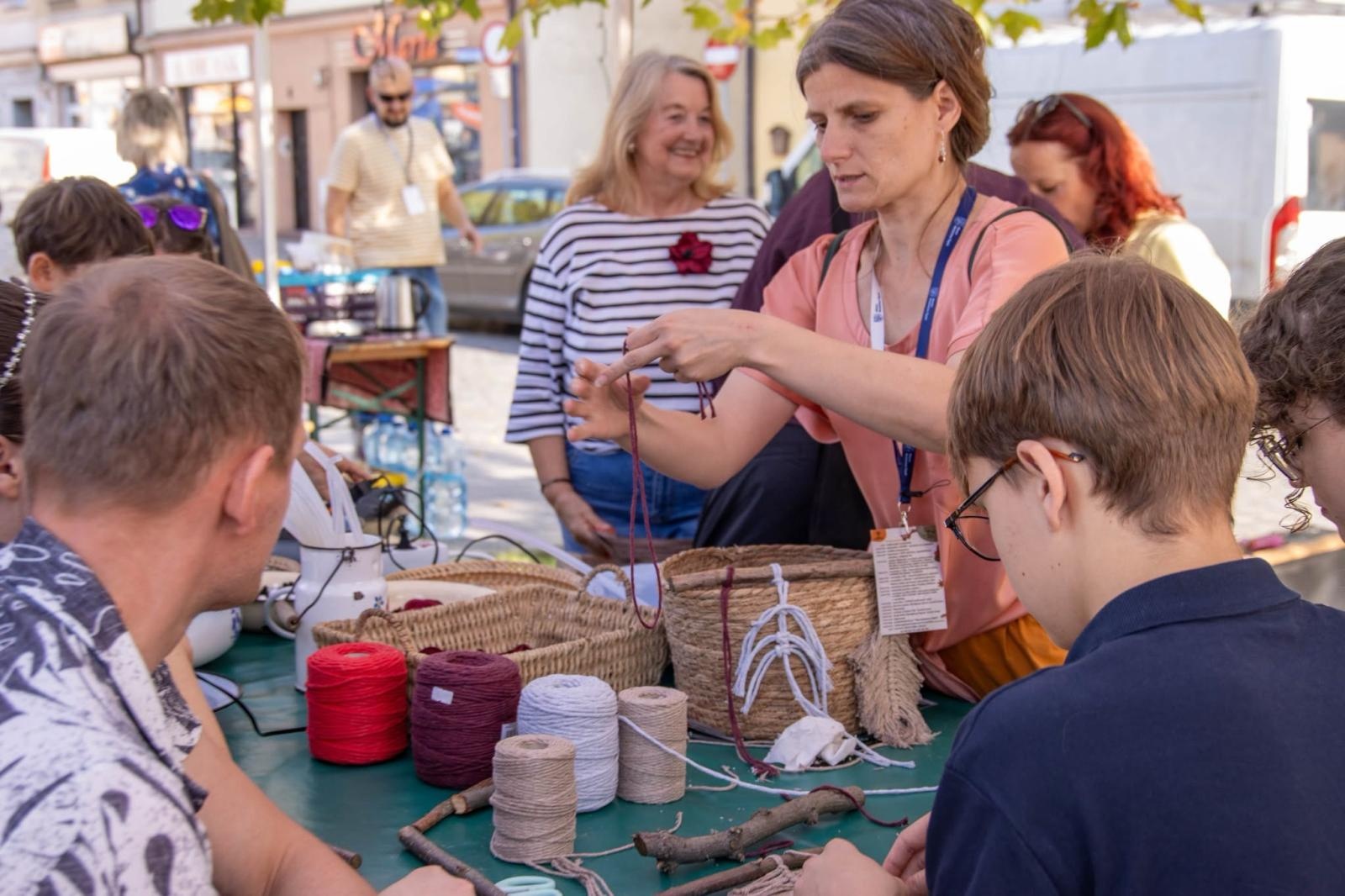 Zdjęcie w galerii na portalu naszwodzislaw.com: Jesień zawitała na wodzisławski Rynek. DzieJesie(ń) Festiwal przyciągnął tłumy [FOTO] wiadomości z regionu
