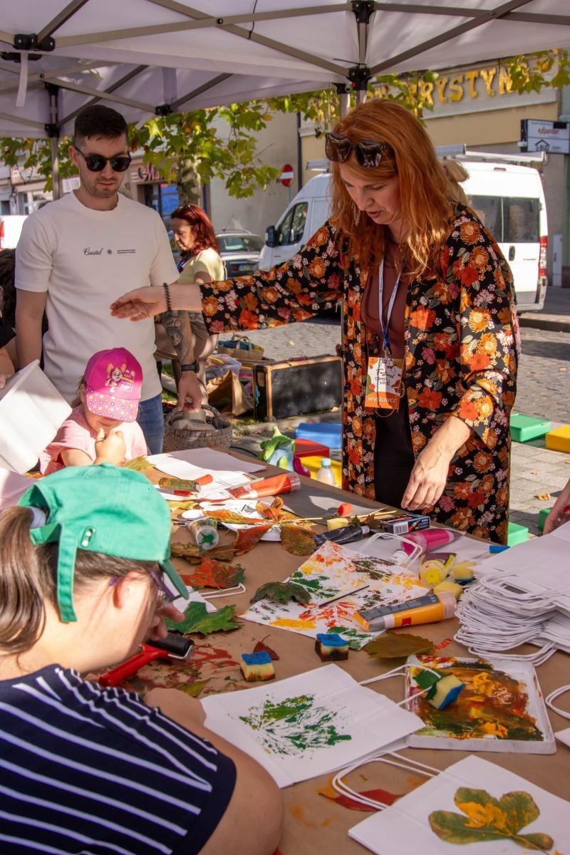 Zdjęcie w galerii na portalu naszwodzislaw.com: Jesień zawitała na wodzisławski Rynek. DzieJesie(ń) Festiwal przyciągnął tłumy [FOTO] wiadomości z regionu
