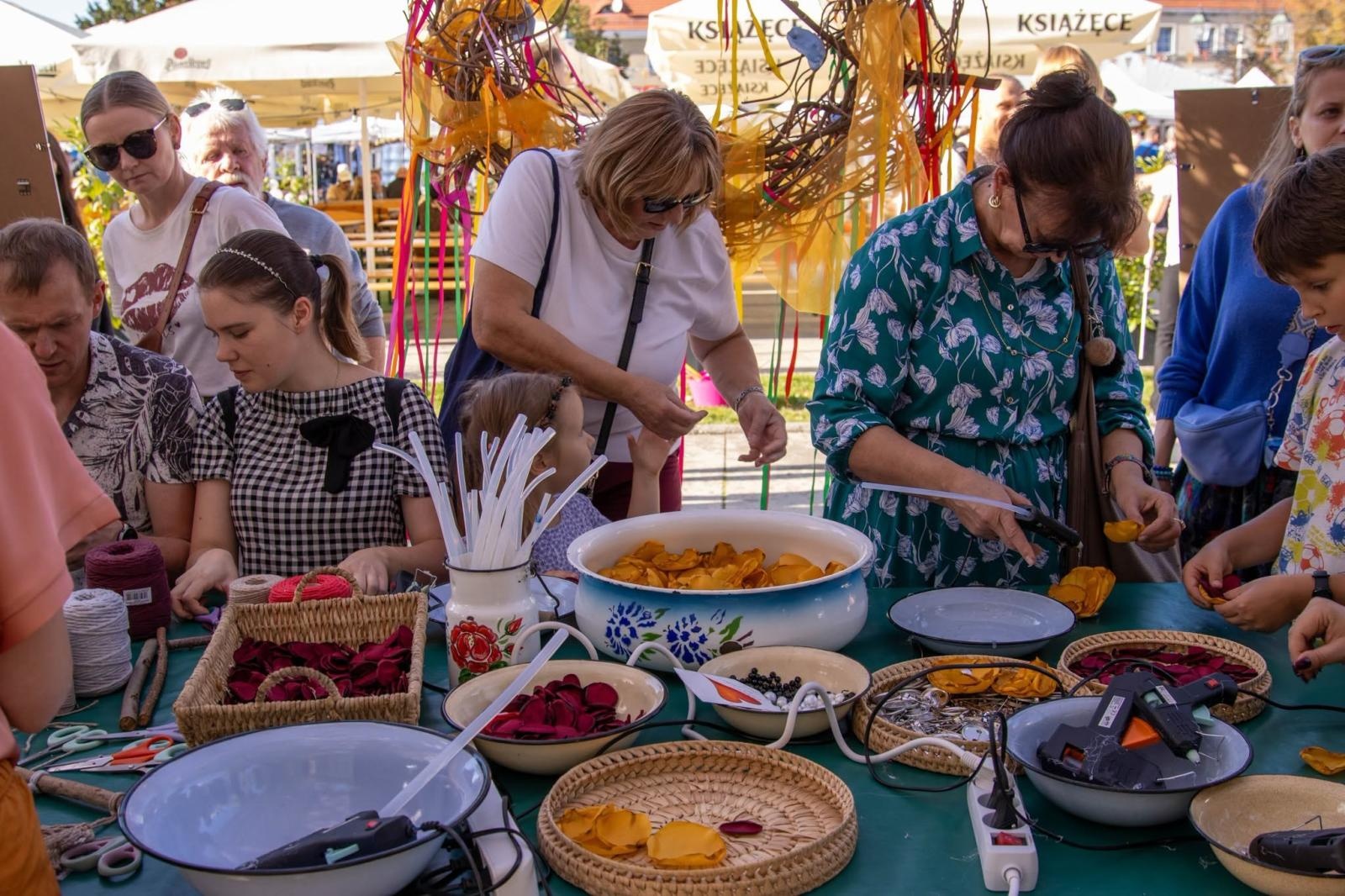 Zdjęcie w galerii na portalu naszwodzislaw.com: Jesień zawitała na wodzisławski Rynek. DzieJesie(ń) Festiwal przyciągnął tłumy [FOTO] wiadomości z regionu