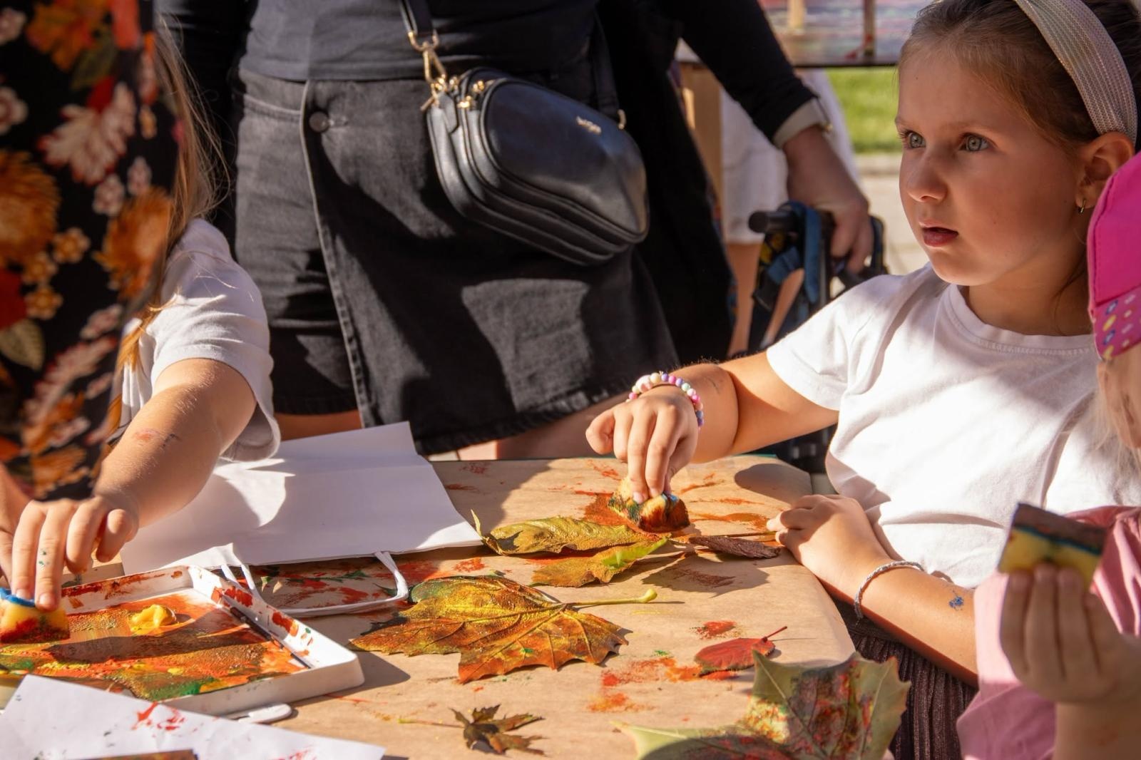 Zdjęcie w galerii na portalu naszwodzislaw.com: Jesień zawitała na wodzisławski Rynek. DzieJesie(ń) Festiwal przyciągnął tłumy [FOTO] wiadomości z regionu