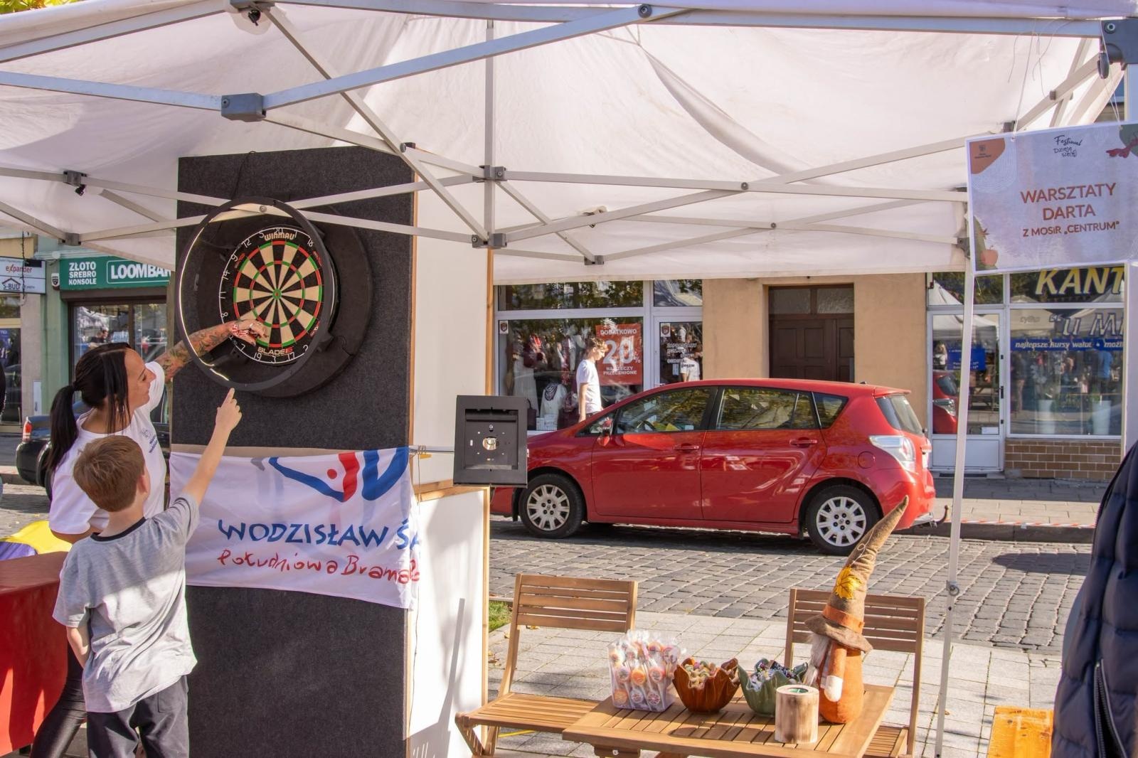 Zdjęcie w galerii na portalu naszwodzislaw.com: Jesień zawitała na wodzisławski Rynek. DzieJesie(ń) Festiwal przyciągnął tłumy [FOTO] wiadomości z regionu