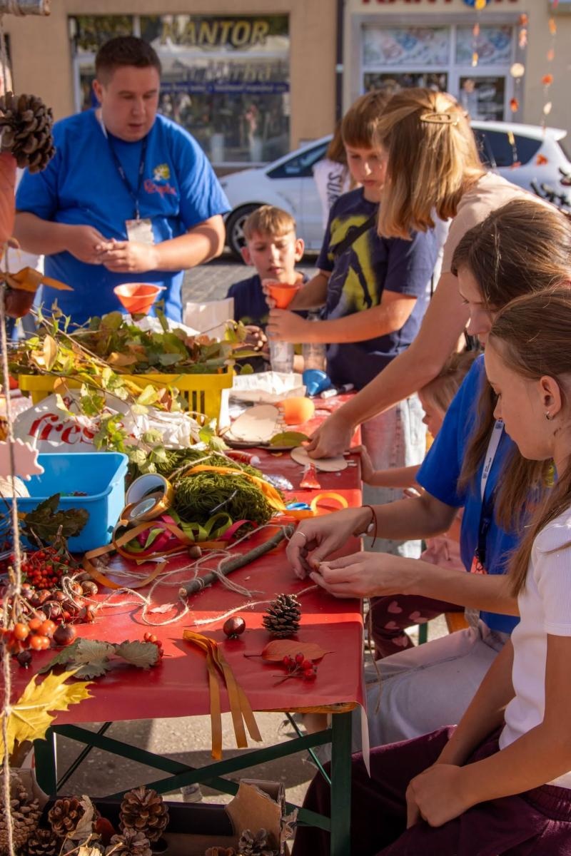 Zdjęcie w galerii na portalu naszwodzislaw.com: Jesień zawitała na wodzisławski Rynek. DzieJesie(ń) Festiwal przyciągnął tłumy [FOTO] wiadomości z regionu
