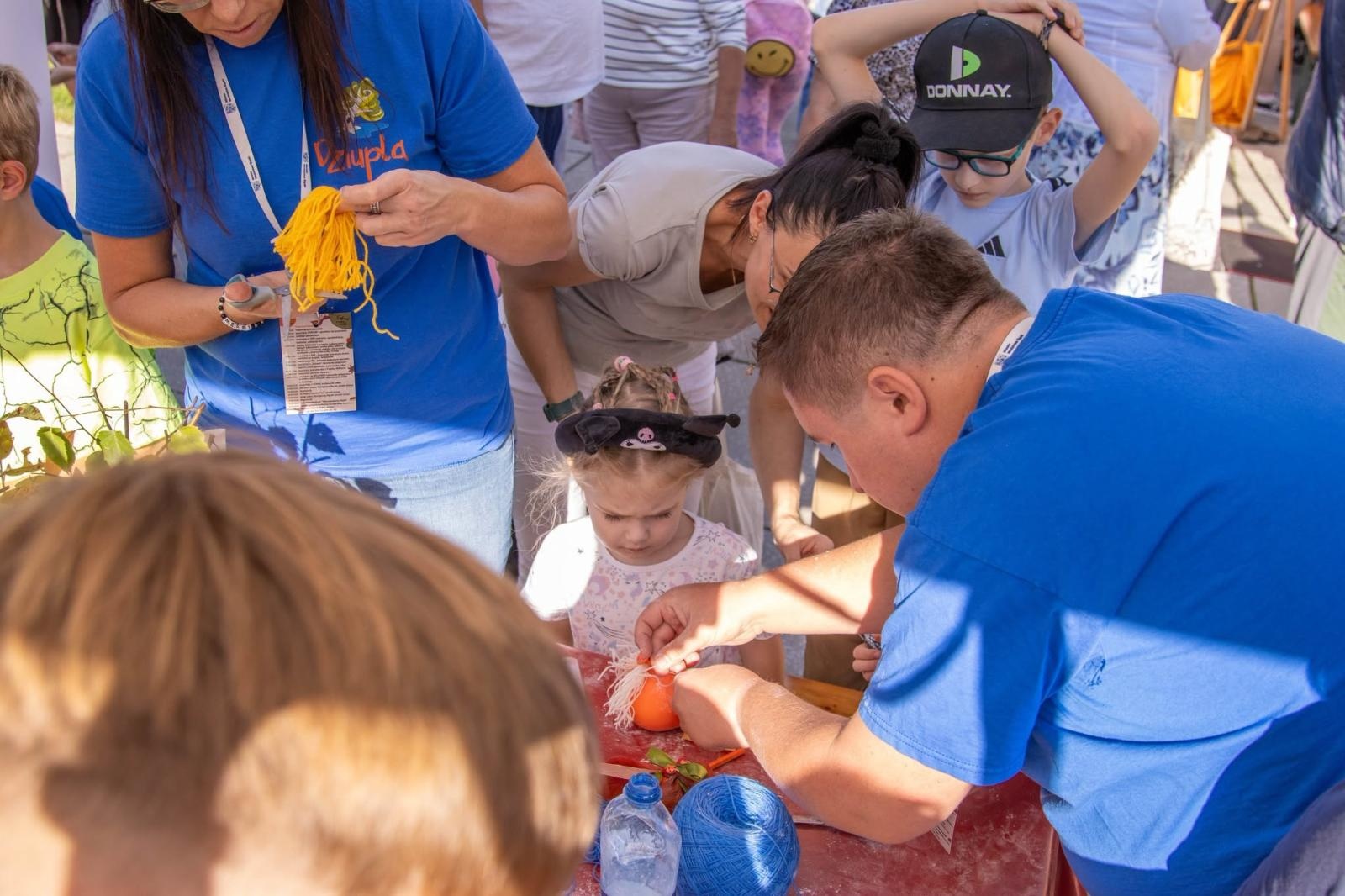 Zdjęcie w galerii na portalu naszwodzislaw.com: Jesień zawitała na wodzisławski Rynek. DzieJesie(ń) Festiwal przyciągnął tłumy [FOTO] wiadomości z regionu