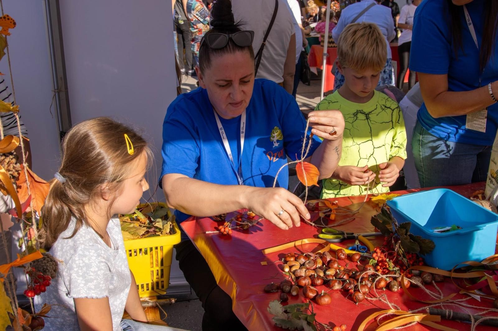 Zdjęcie w galerii na portalu naszwodzislaw.com: Jesień zawitała na wodzisławski Rynek. DzieJesie(ń) Festiwal przyciągnął tłumy [FOTO] wiadomości z regionu