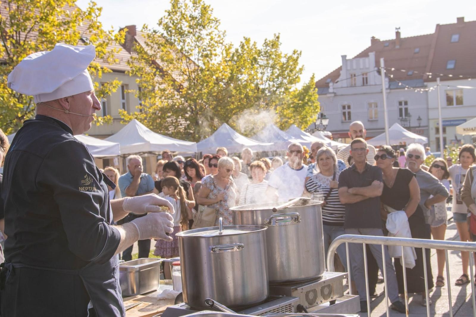 Zdjęcie w galerii na portalu naszwodzislaw.com: Jesień zawitała na wodzisławski Rynek. DzieJesie(ń) Festiwal przyciągnął tłumy [FOTO] wiadomości z regionu