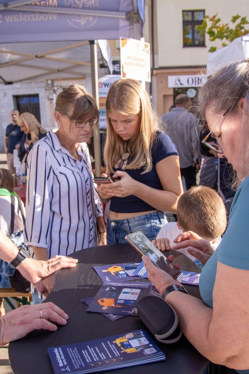 Zdjęcie w galerii na portalu naszwodzislaw.com: Jesień zawitała na wodzisławski Rynek. DzieJesie(ń) Festiwal przyciągnął tłumy [FOTO] wiadomości z regionu