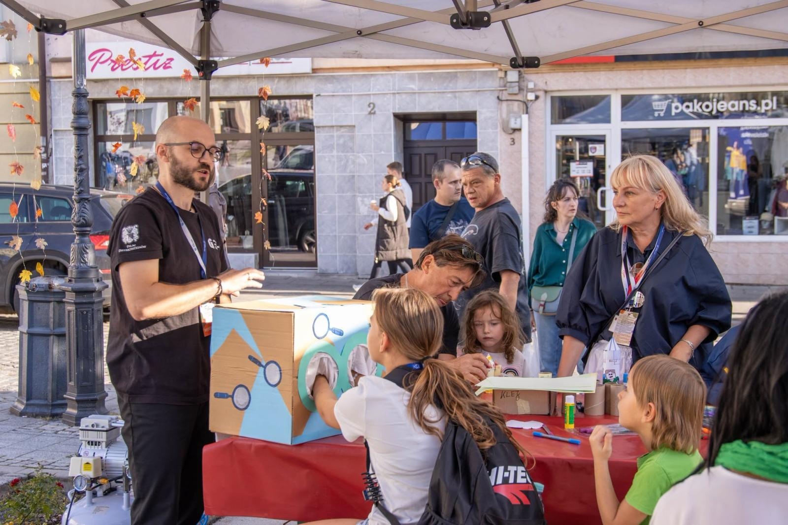 Zdjęcie w galerii na portalu naszwodzislaw.com: Jesień zawitała na wodzisławski Rynek. DzieJesie(ń) Festiwal przyciągnął tłumy [FOTO] wiadomości z regionu