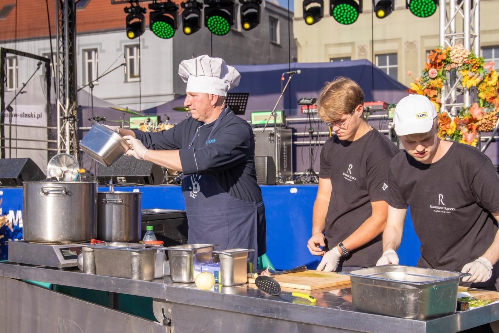 Zdjęcie w galerii na portalu naszwodzislaw.com: Jesień zawitała na wodzisławski Rynek. DzieJesie(ń) Festiwal przyciągnął tłumy [FOTO] wiadomości z regionu