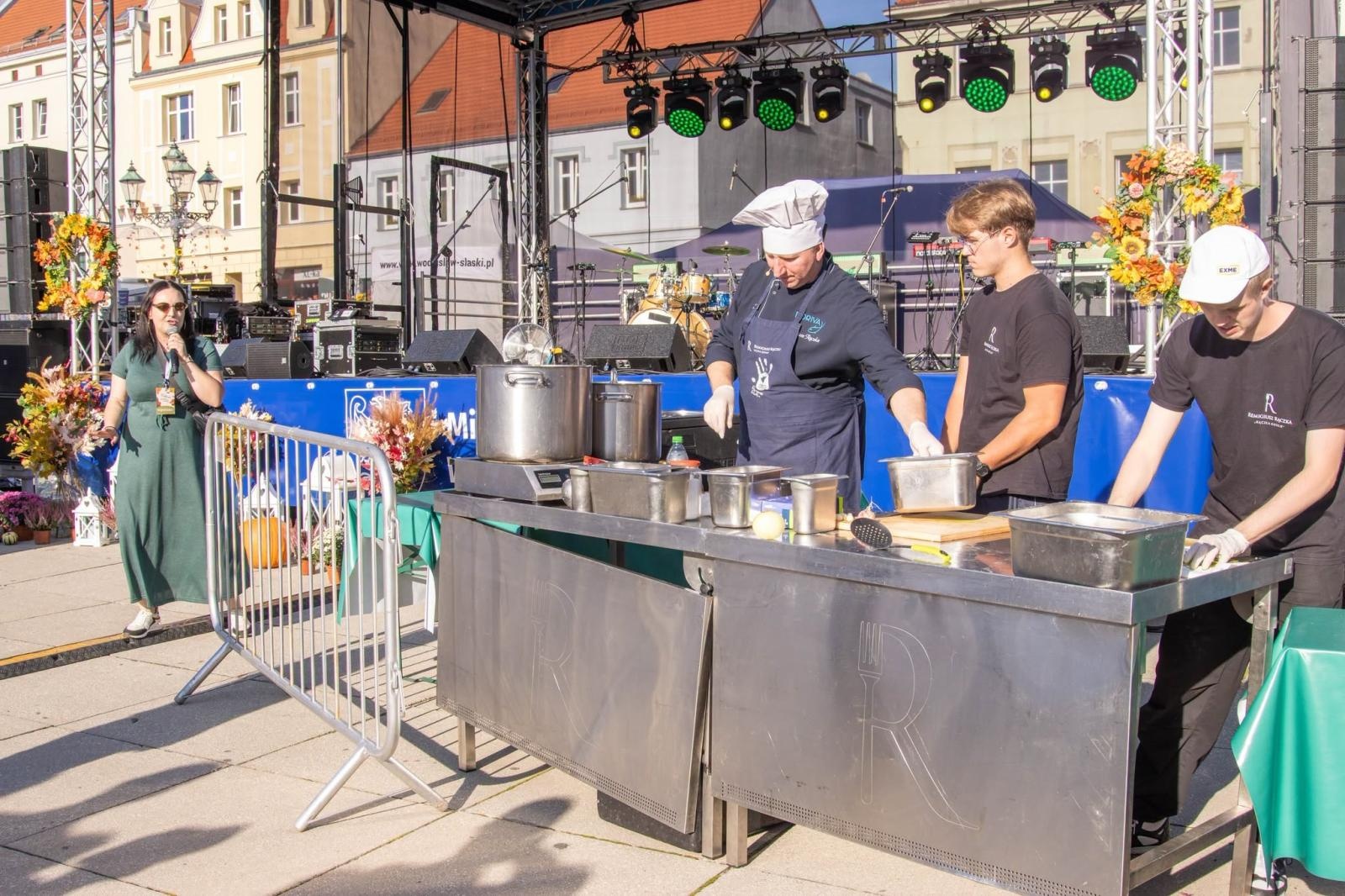 Zdjęcie w galerii na portalu naszwodzislaw.com: Jesień zawitała na wodzisławski Rynek. DzieJesie(ń) Festiwal przyciągnął tłumy [FOTO] wiadomości z regionu