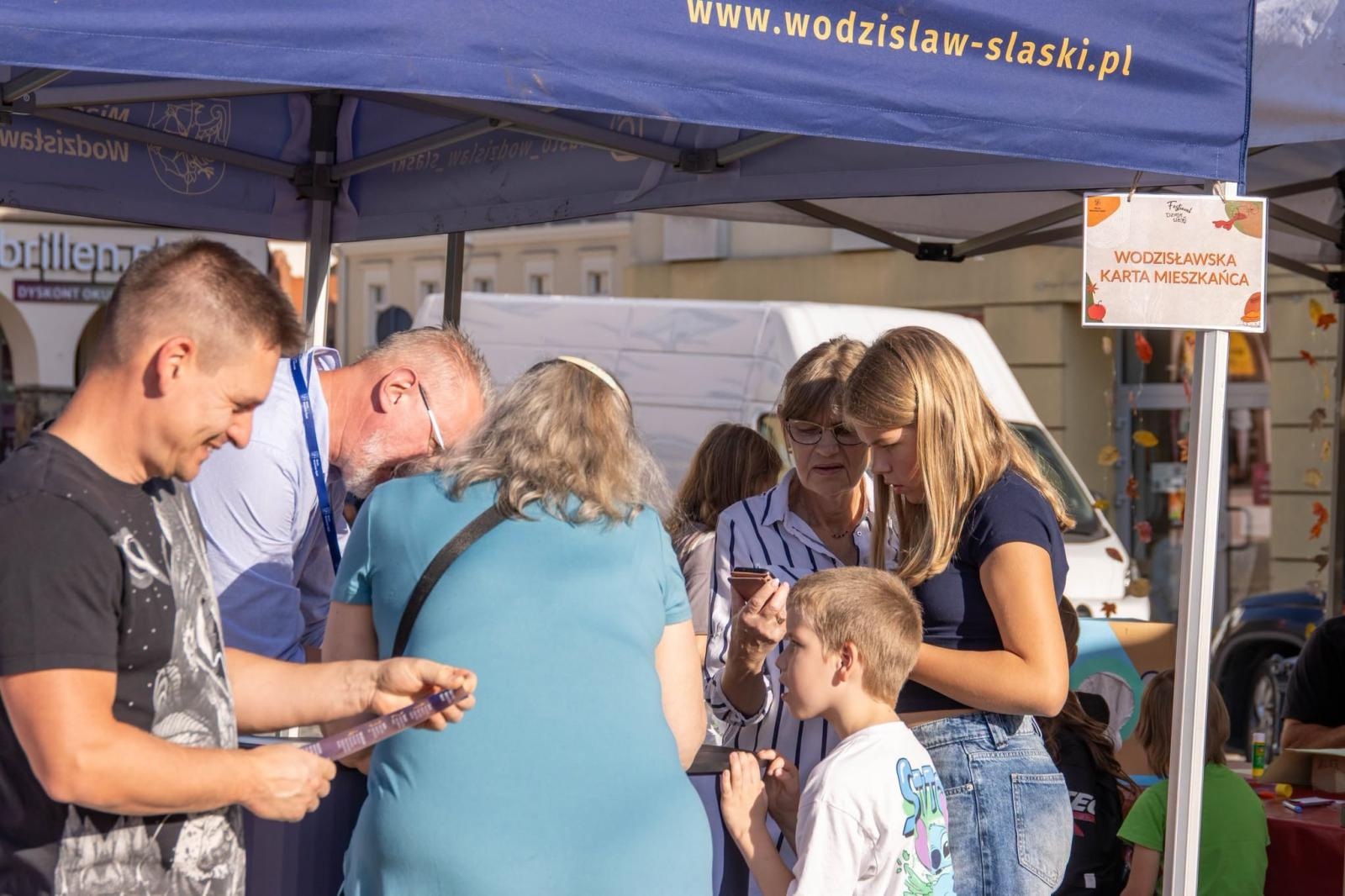 Zdjęcie w galerii na portalu naszwodzislaw.com: Jesień zawitała na wodzisławski Rynek. DzieJesie(ń) Festiwal przyciągnął tłumy [FOTO] wiadomości z regionu