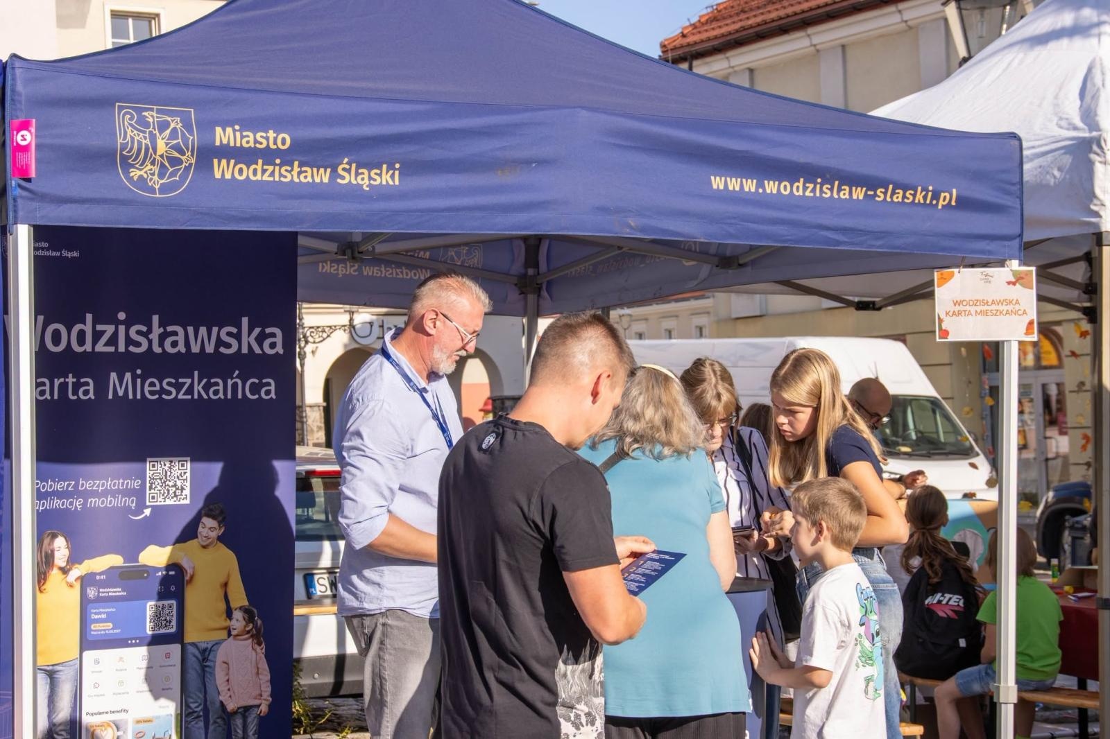 Zdjęcie w galerii na portalu naszwodzislaw.com: Jesień zawitała na wodzisławski Rynek. DzieJesie(ń) Festiwal przyciągnął tłumy [FOTO] wiadomości z regionu