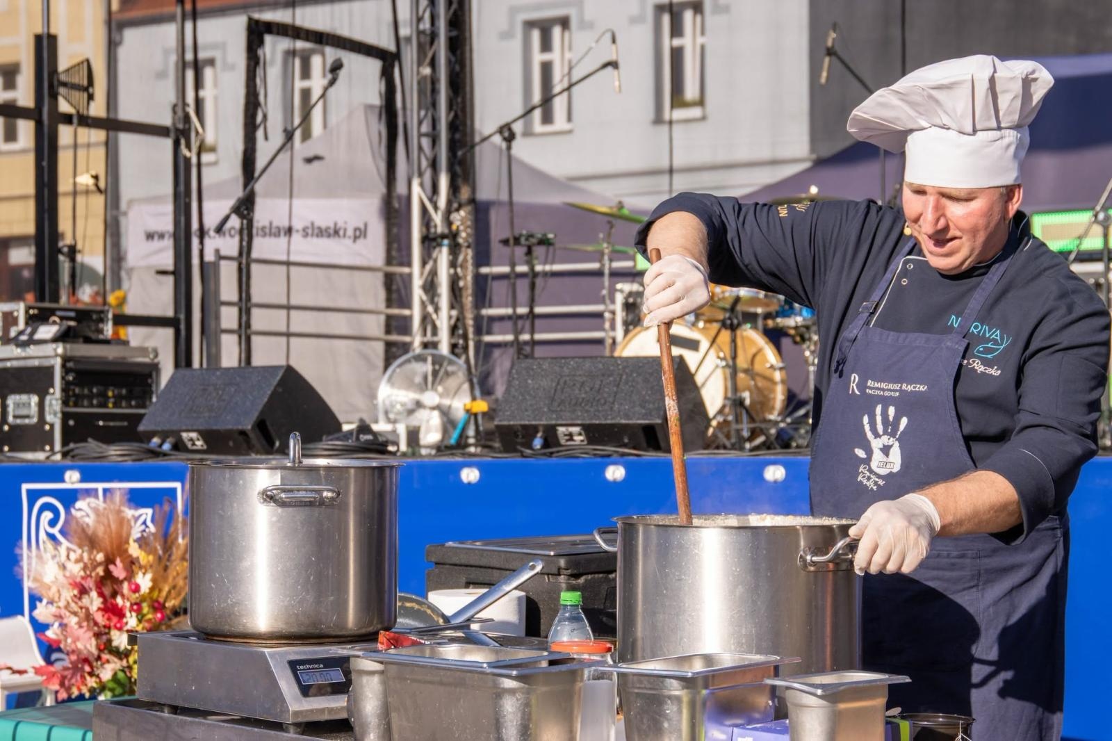 Zdjęcie w galerii na portalu naszwodzislaw.com: Jesień zawitała na wodzisławski Rynek. DzieJesie(ń) Festiwal przyciągnął tłumy [FOTO] wiadomości z regionu