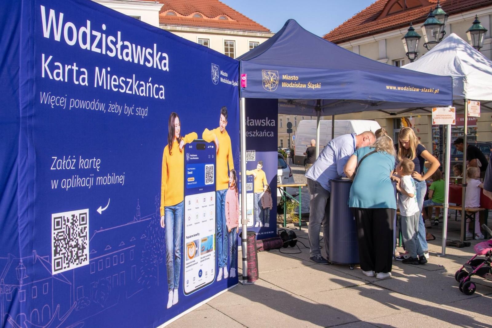Zdjęcie w galerii na portalu naszwodzislaw.com: Jesień zawitała na wodzisławski Rynek. DzieJesie(ń) Festiwal przyciągnął tłumy [FOTO] wiadomości z regionu